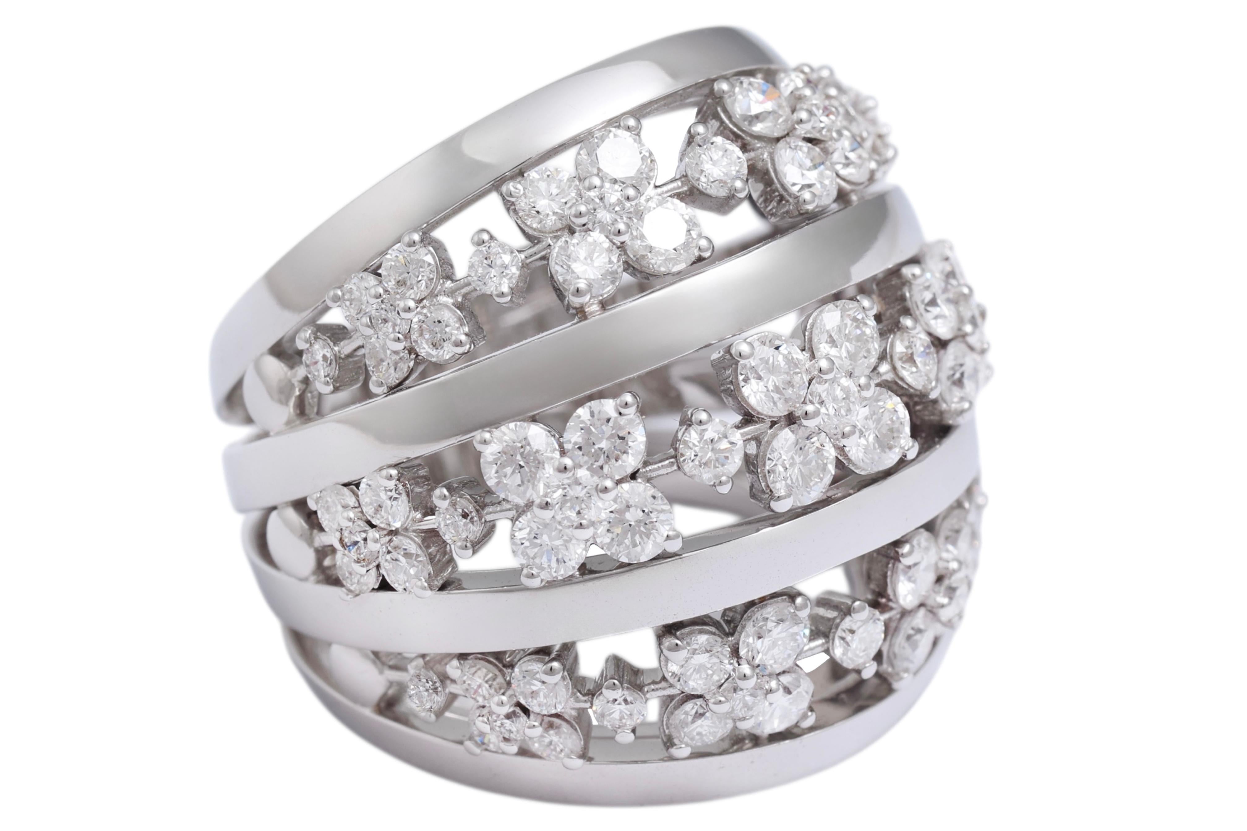 Anello con fiore in oro bianco massiccio 18 Kt con 3,58 carati di diamanti In condizioni Nuovo in vendita a Antwerp, BE