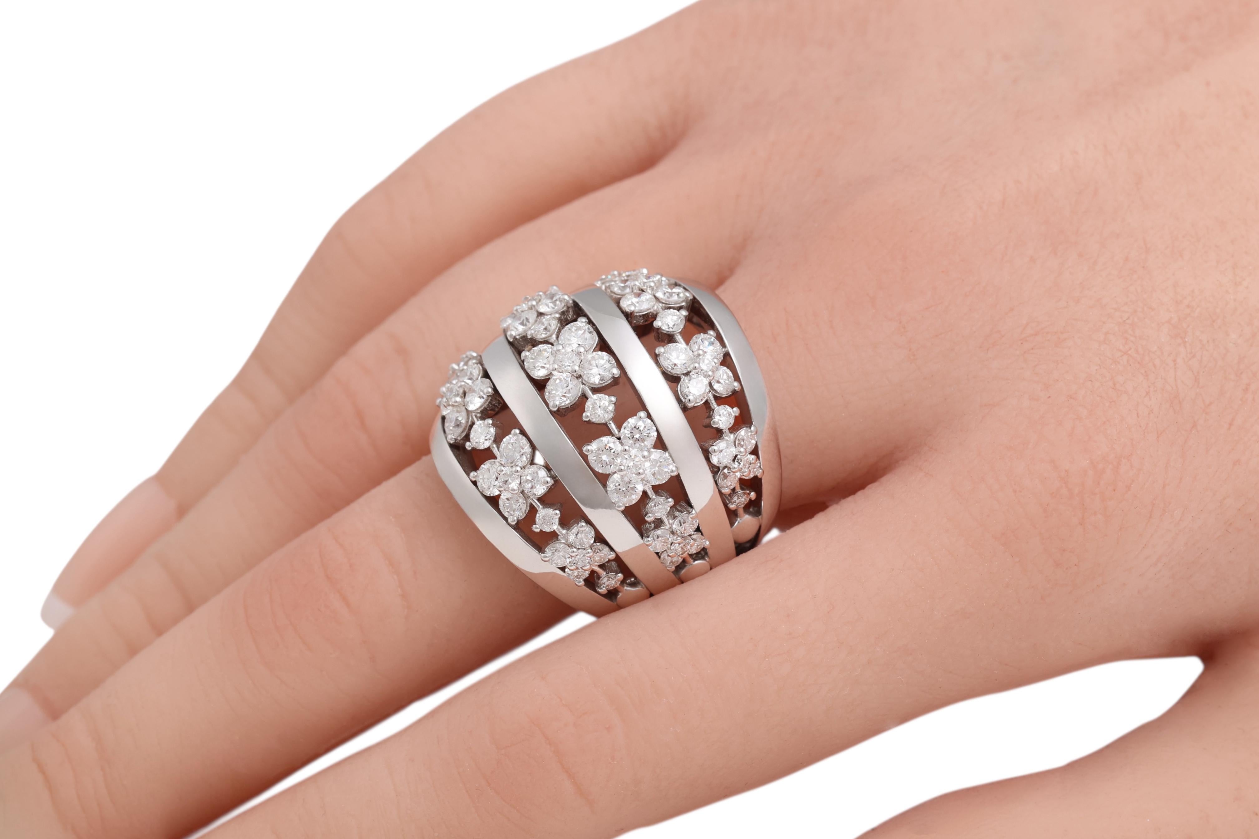 Anello con fiore in oro bianco massiccio 18 Kt con 3,58 carati di diamanti in vendita 4