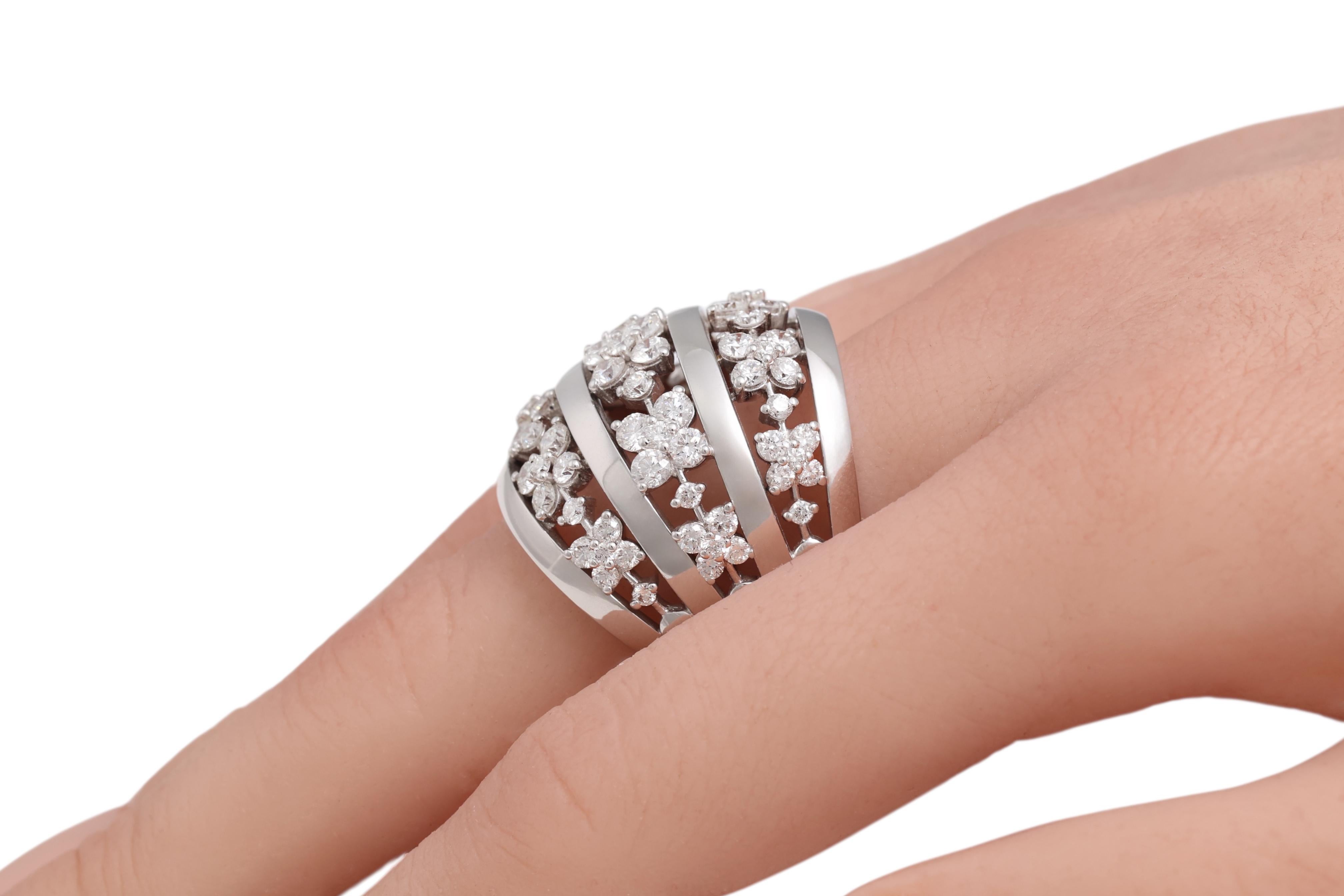 Anello con fiore in oro bianco massiccio 18 Kt con 3,58 carati di diamanti in vendita 5