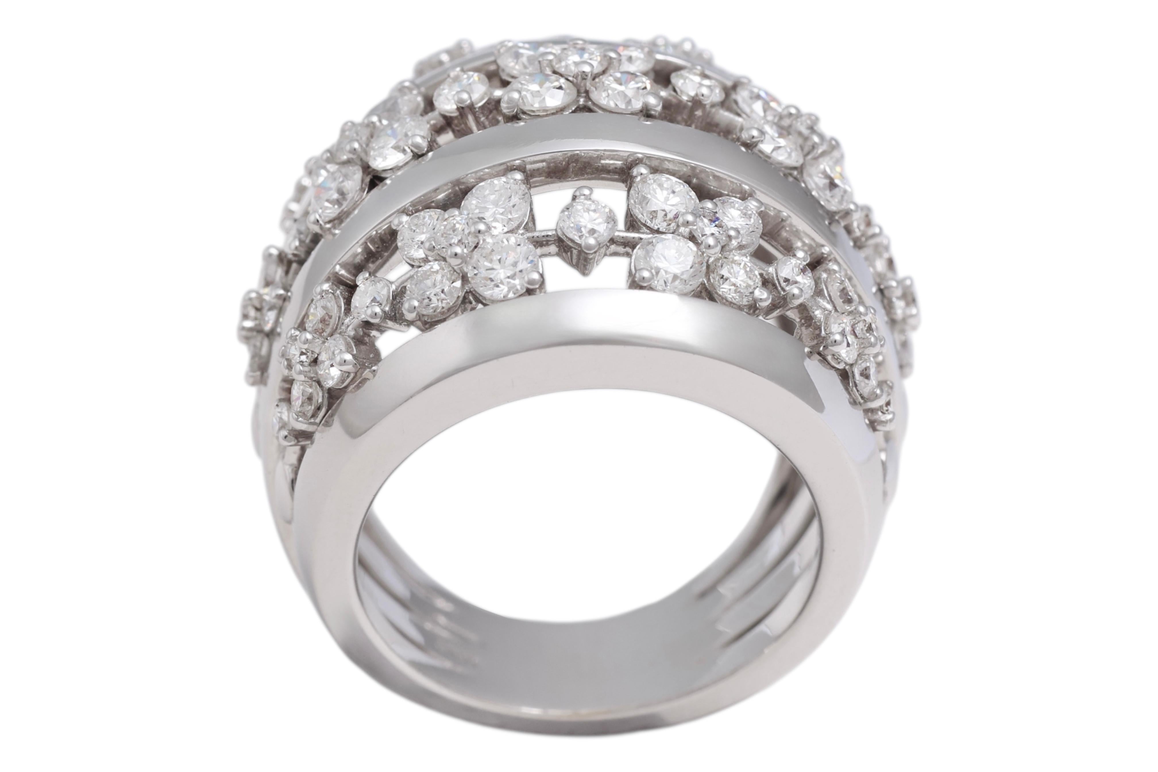 Anello con fiore in oro bianco massiccio 18 Kt con 3,58 carati di diamanti in vendita 1