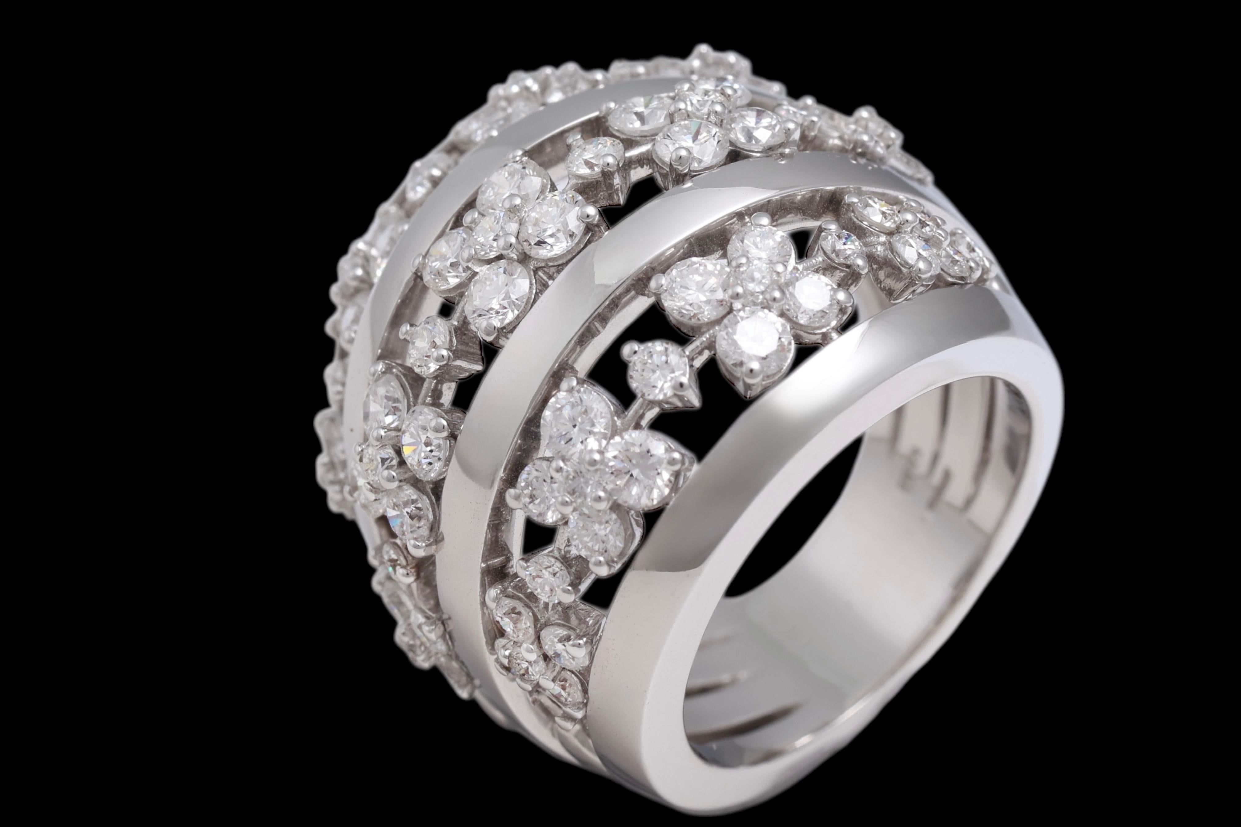 Moderno Anello con fiore in oro bianco massiccio 18 Kt con 3,58 carati di diamanti in vendita