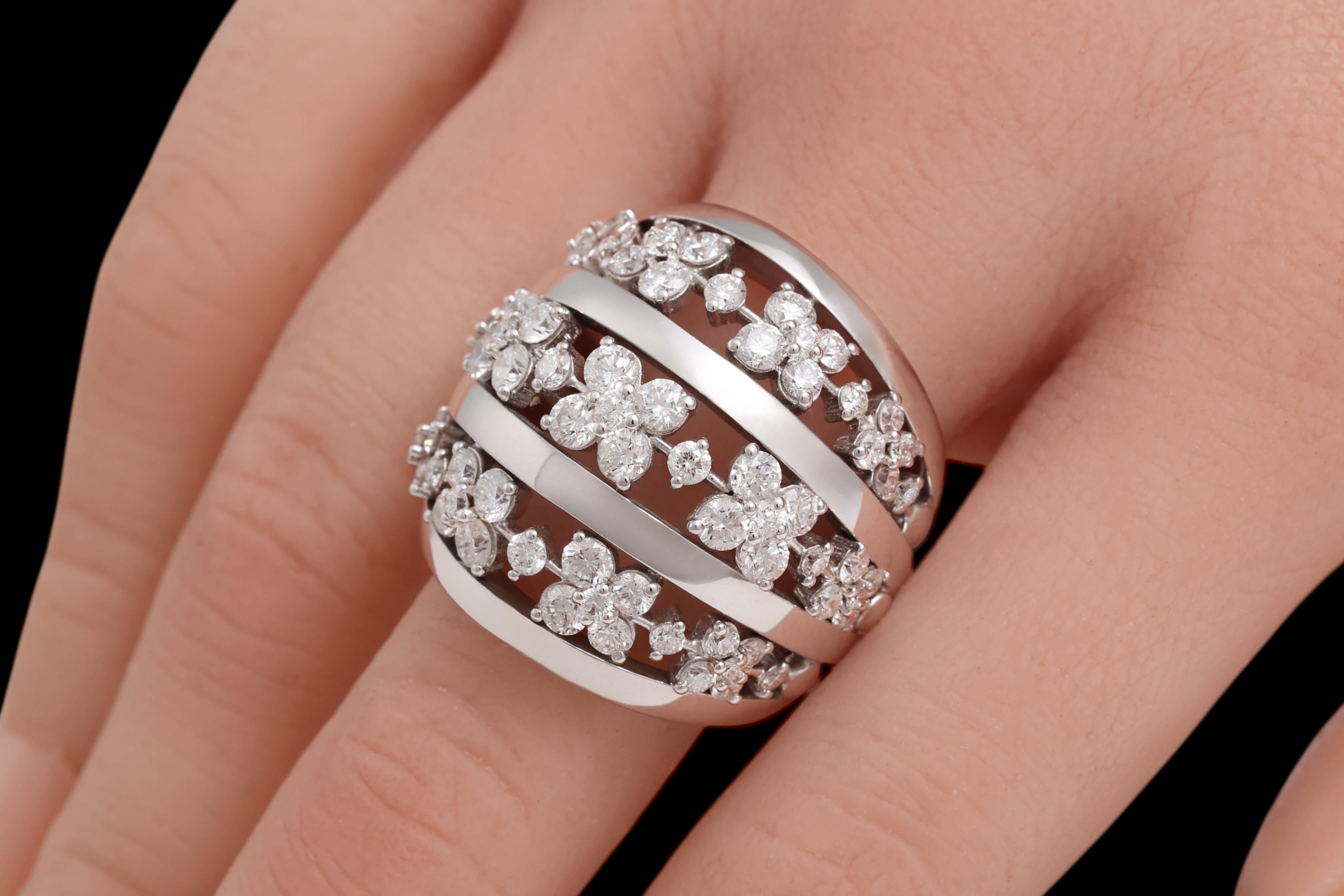 Anello con fiore in oro bianco massiccio 18 Kt con 3,58 carati di diamanti in vendita 6