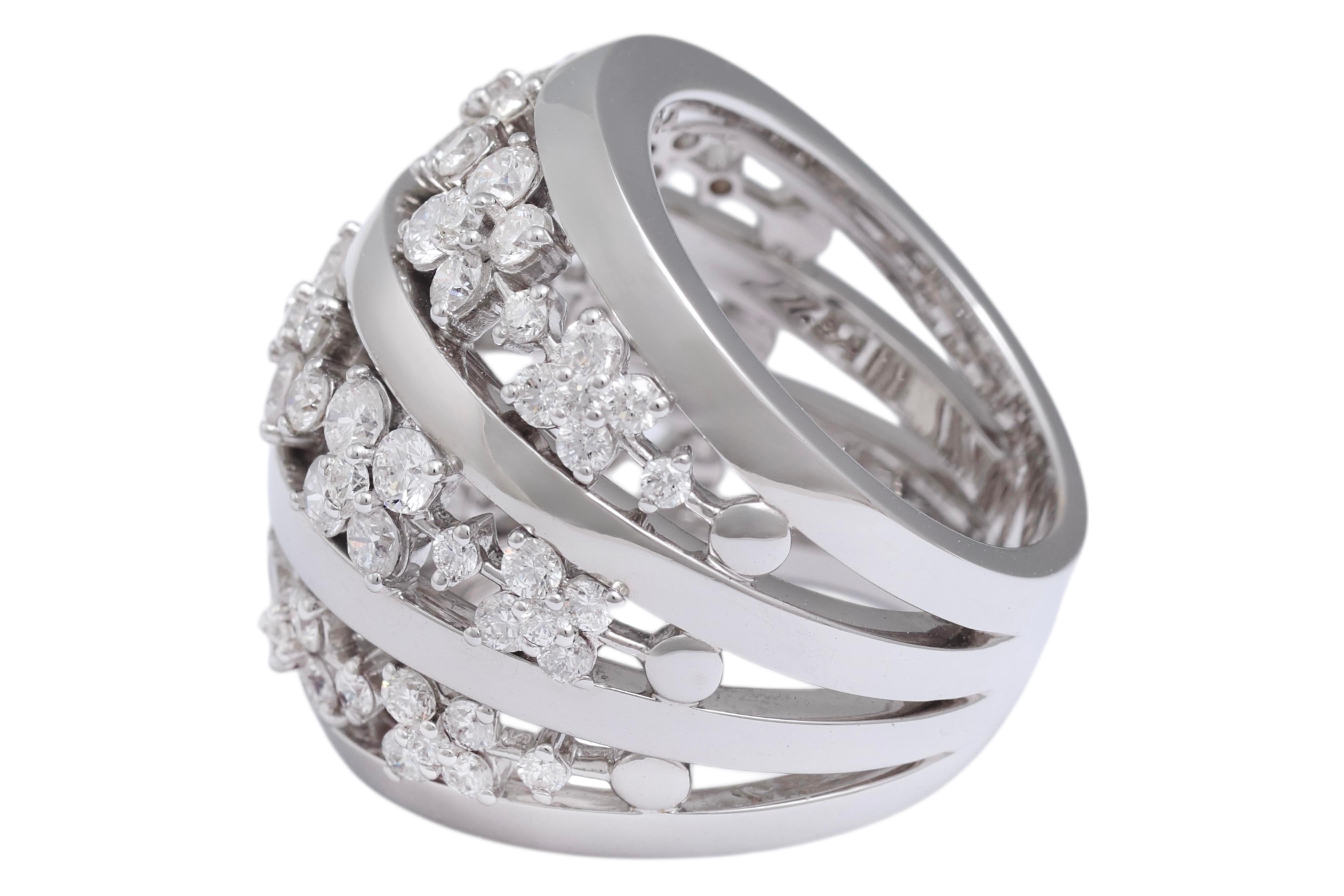 Taglio brillante Anello con fiore in oro bianco massiccio 18 Kt con 3,58 carati di diamanti in vendita