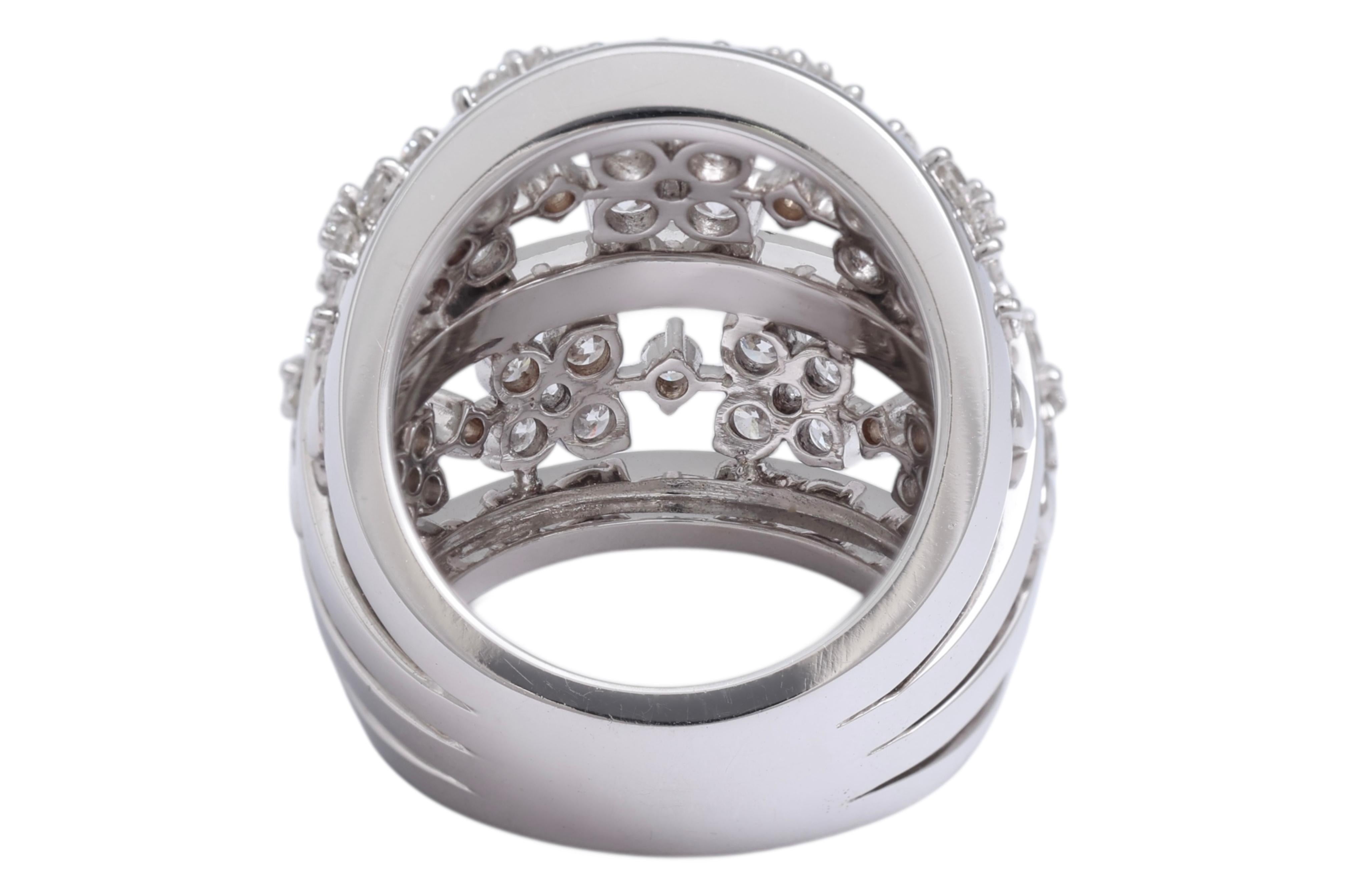 Anello con fiore in oro bianco massiccio 18 Kt con 3,58 carati di diamanti in vendita 2