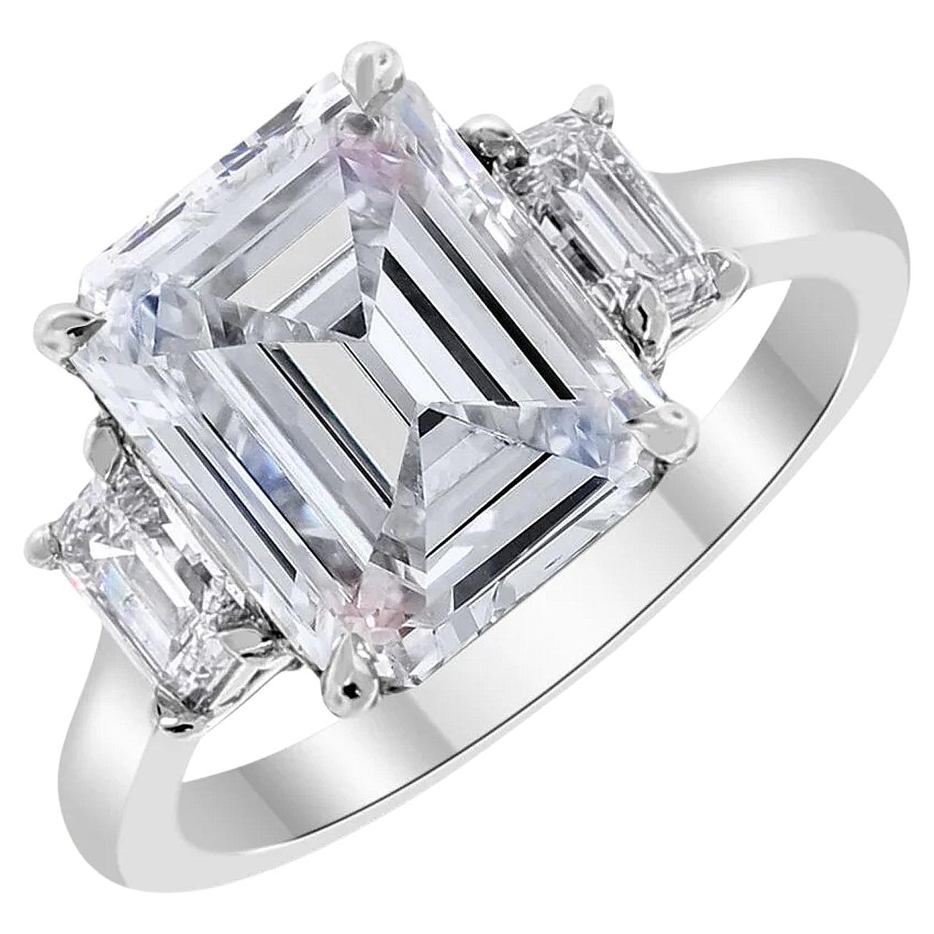 GIA 5.40ct Natural Center & Trapezoid Side Diamonds Emerald Cut Bague en platine en vente