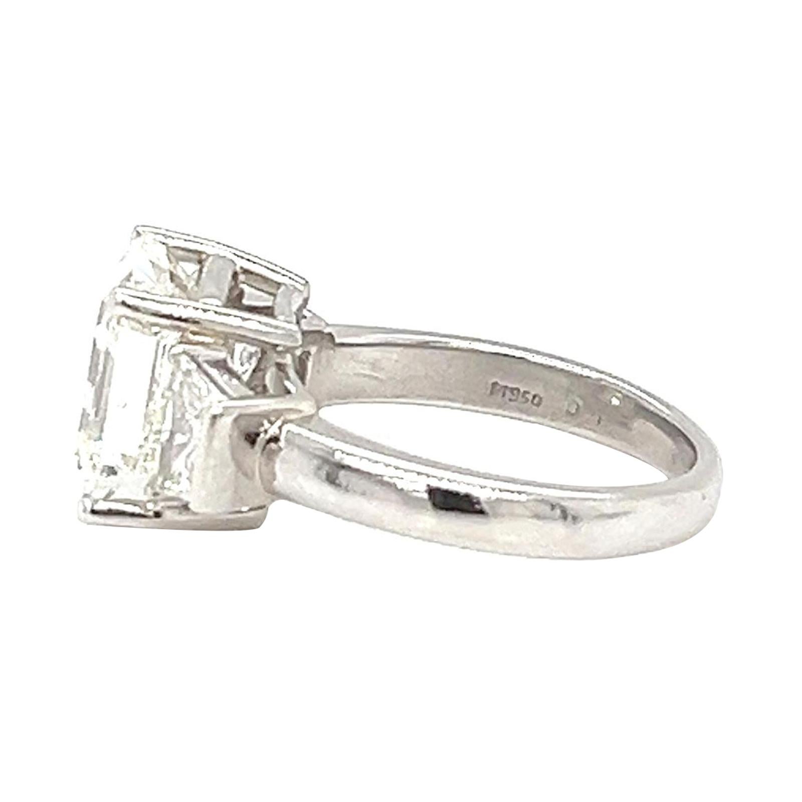 GIA 5.40ct Natural Center & Trapezoid Side Diamonds Emerald Cut Bague en platine en vente 1