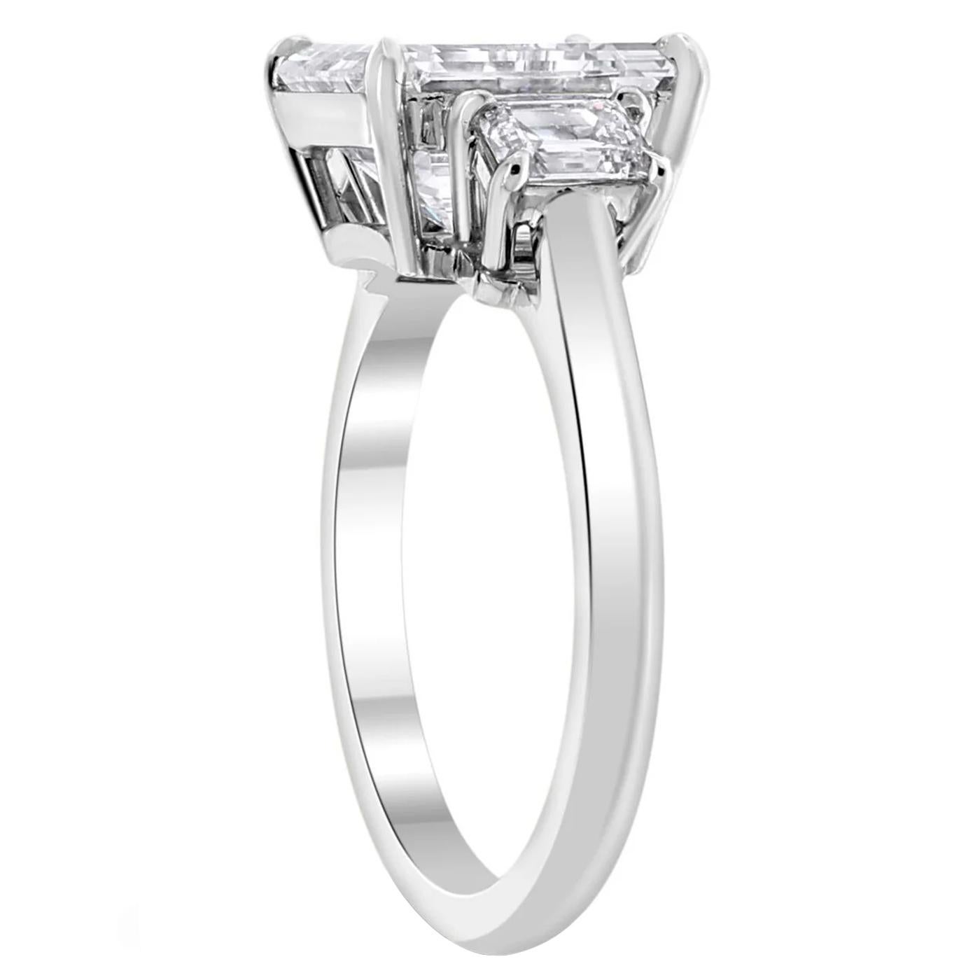 Faites l'expérience de l'élégance intemporelle avec cette bague de fiançailles ou de déclaration en platine exquise, mettant en vedette un magnifique diamant taille émeraude de 5,40 carats certifié par le GIA, flanqué de deux diamants trapézoïdaux