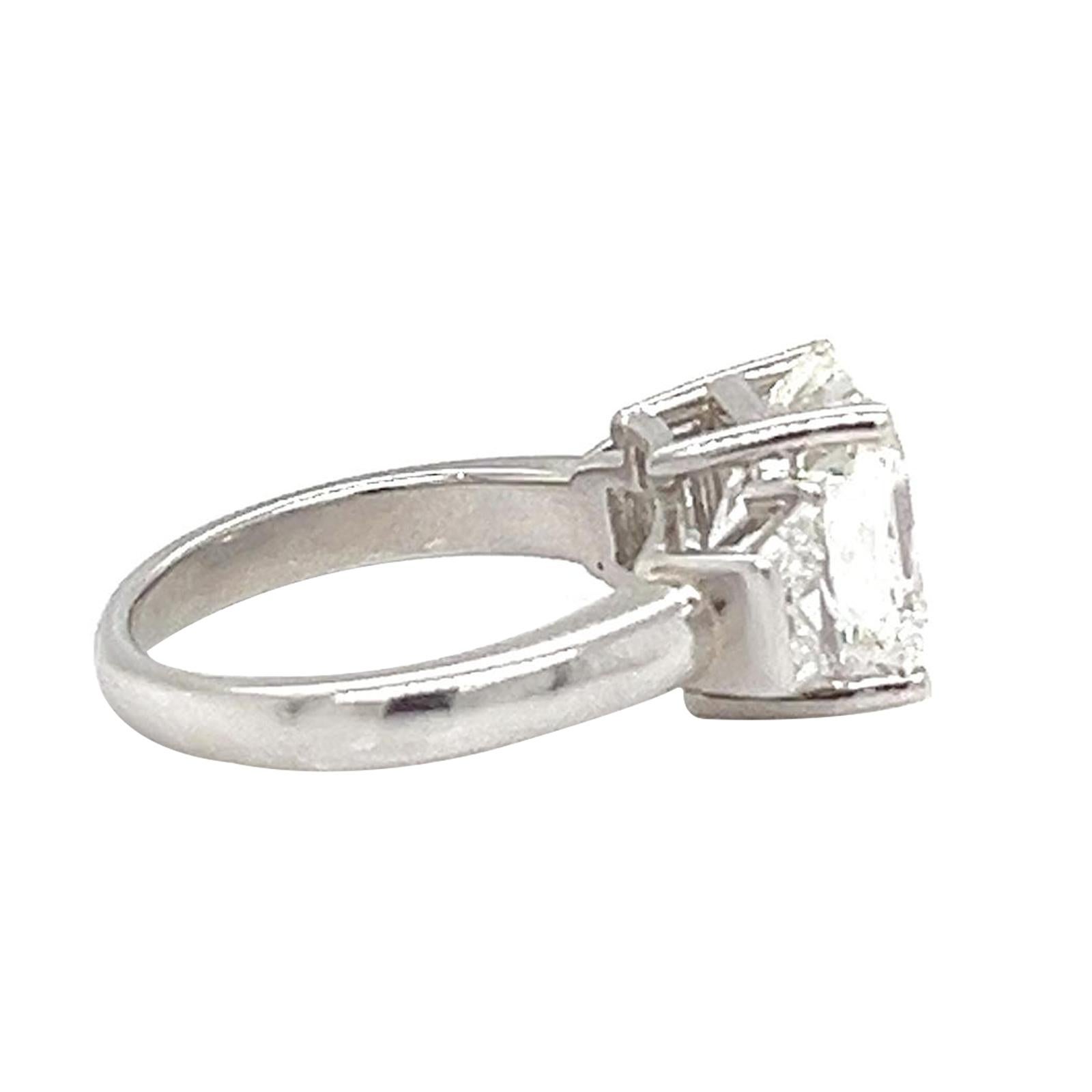 GIA 5.40ct Natural Center & Trapezoid Side Diamonds Emerald Cut Bague en platine Pour femmes en vente