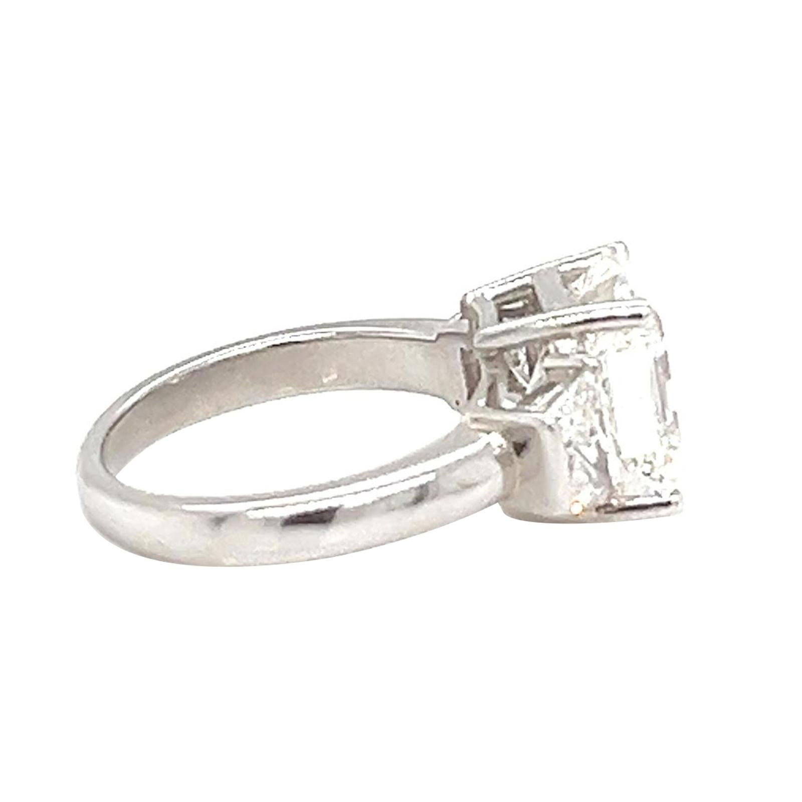 GIA 5.40ct Natural Center & Trapezoid Side Diamonds Emerald Cut Bague en platine Bon état - En vente à Aventura, FL