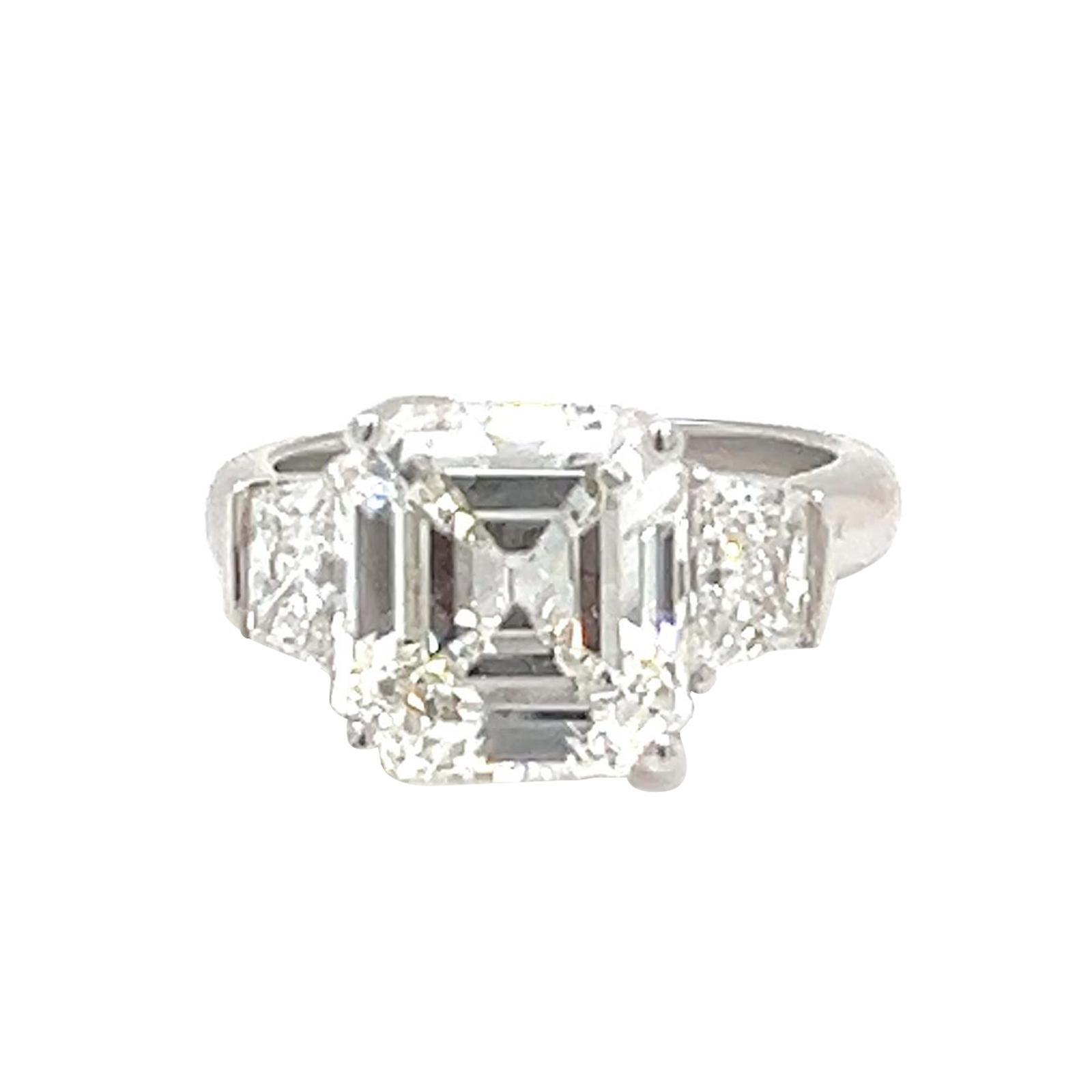 Taille émeraude GIA 5.40ct Natural Center & Trapezoid Side Diamonds Emerald Cut Bague en platine en vente