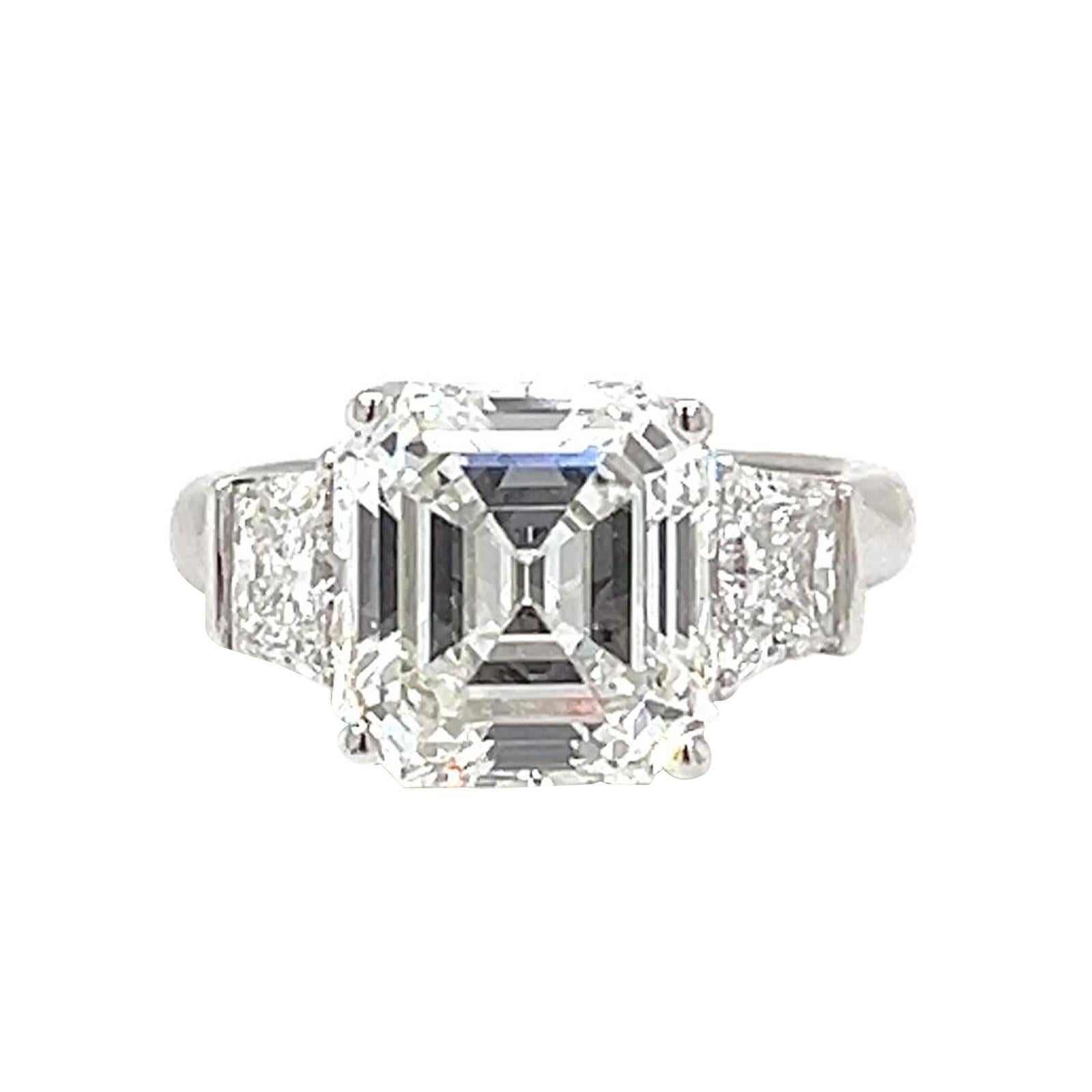 Moderniste GIA 5.40ct Natural Center & Trapezoid Side Diamonds Emerald Cut Bague en platine en vente