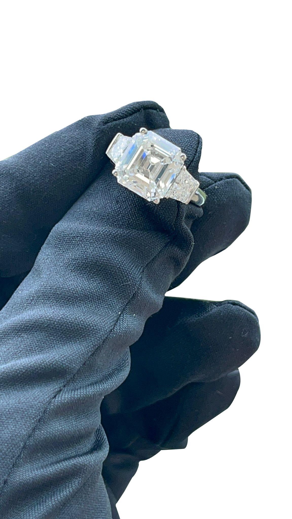 GIA 5.40ct Natural Center & Trapezoid Side Diamonds Emerald Cut Bague en platine en vente 7