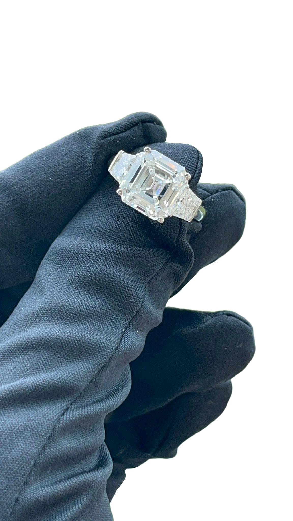 GIA 5.40ct Natural Center & Trapezoid Side Diamonds Emerald Cut Bague en platine en vente 9
