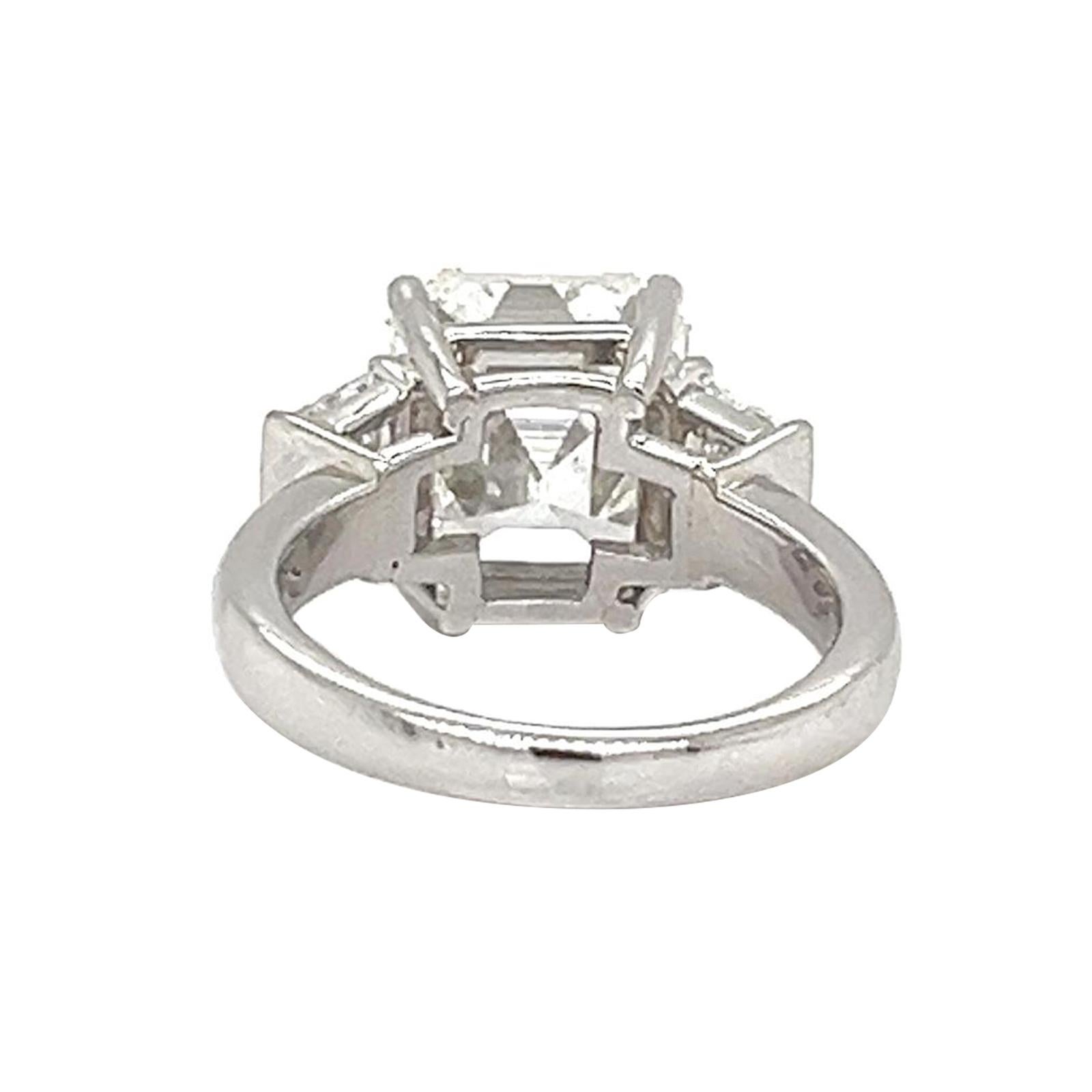 GIA 5.40ct Natural Center & Trapezoid Side Diamonds Emerald Cut Bague en platine en vente 3