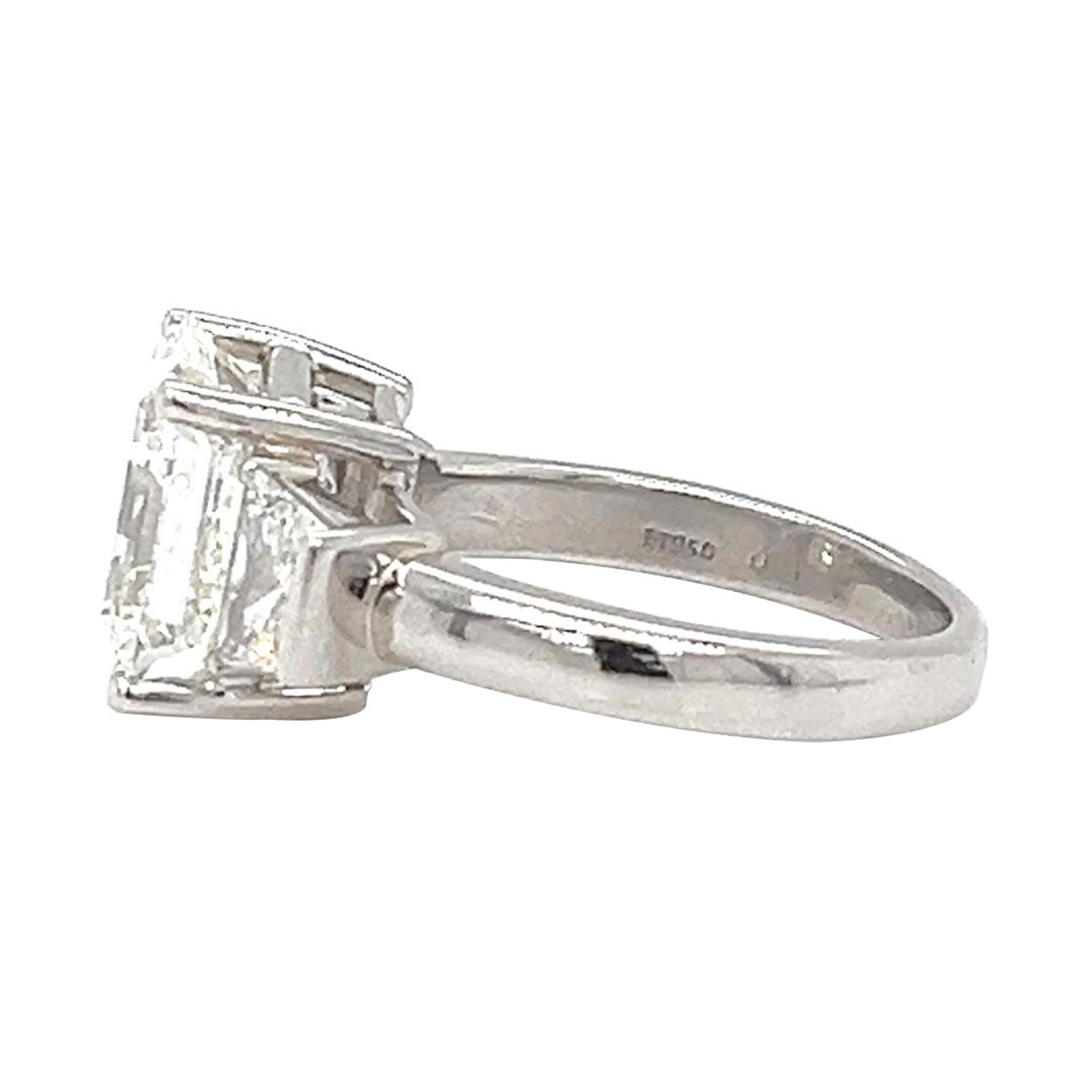GIA 5.40ct Natural Center & Trapezoid Side Diamonds Emerald Cut Bague en platine en vente 2