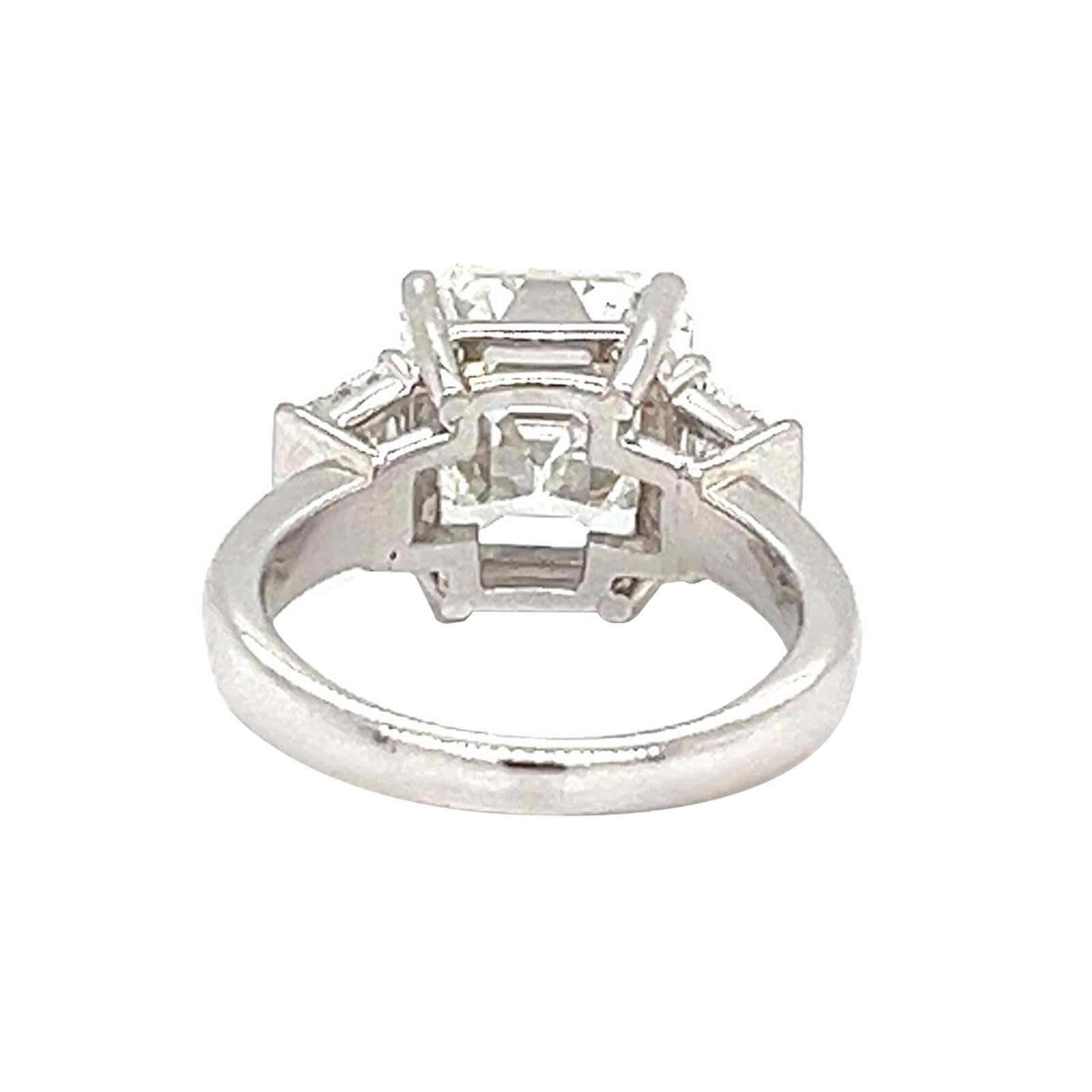 GIA 5.40ct Natural Center & Trapezoid Side Diamonds Emerald Cut Bague en platine en vente 4