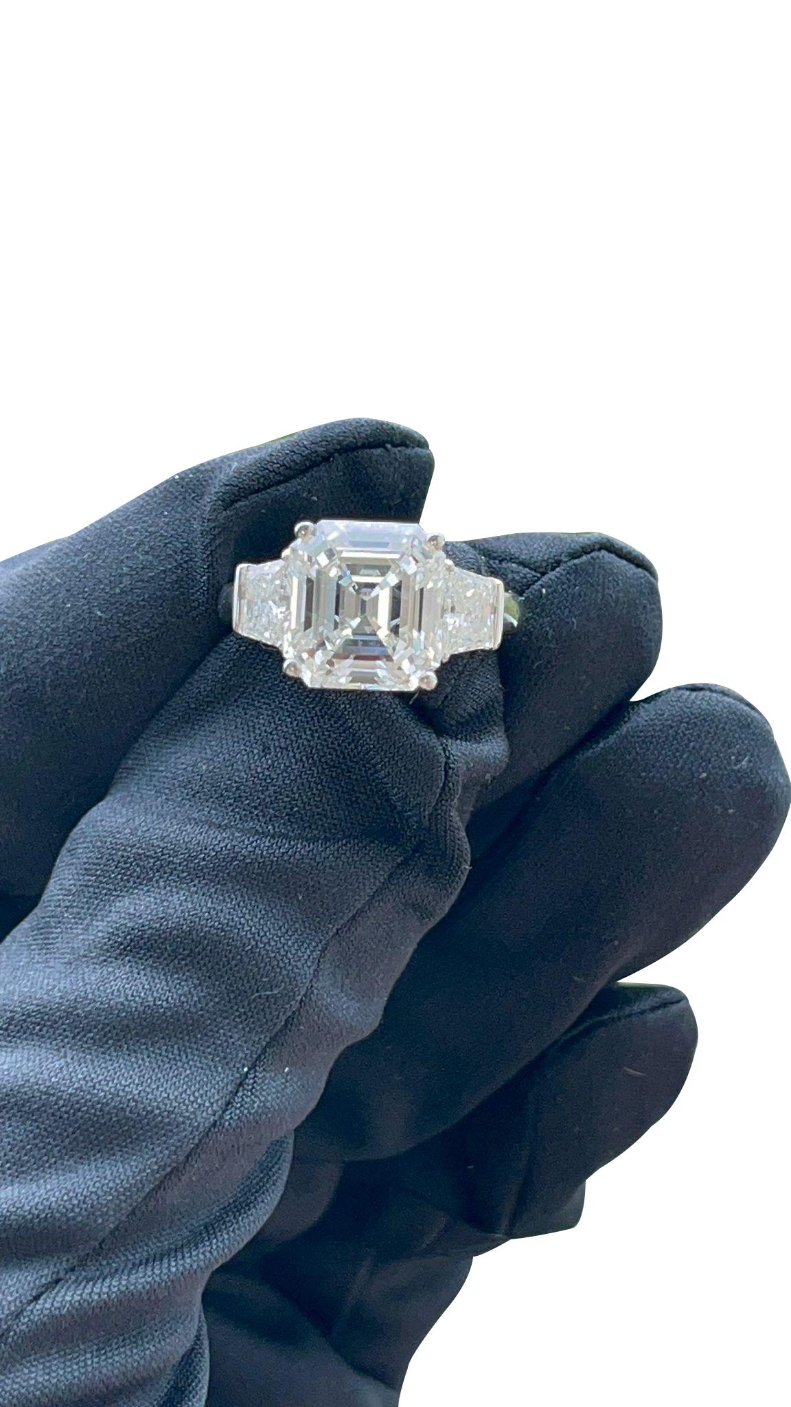 GIA 5.40ct Natural Center & Trapezoid Side Diamonds Emerald Cut Bague en platine en vente 5