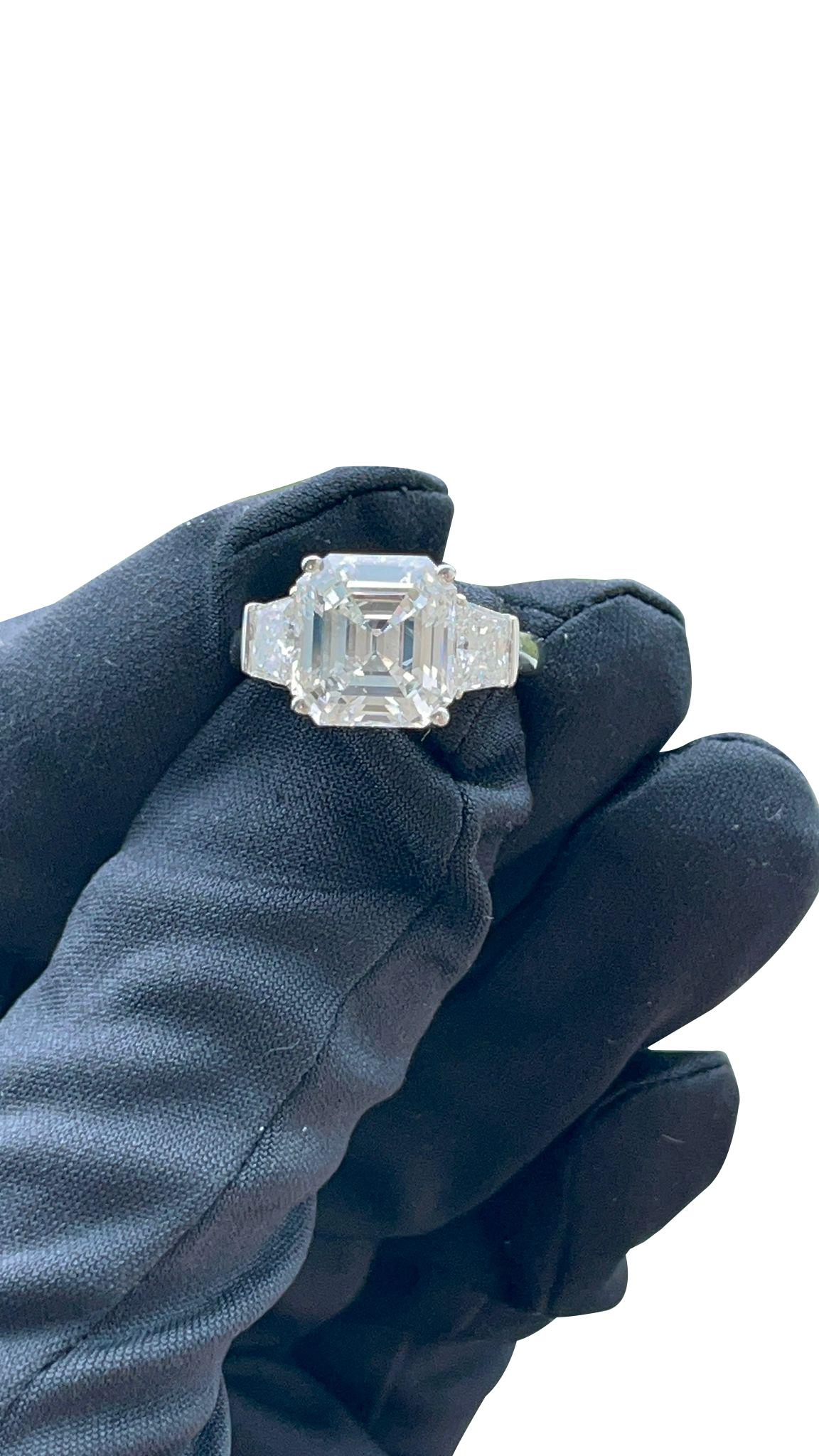 GIA 5.40ct Natural Center & Trapezoid Side Diamonds Emerald Cut Bague en platine en vente 6