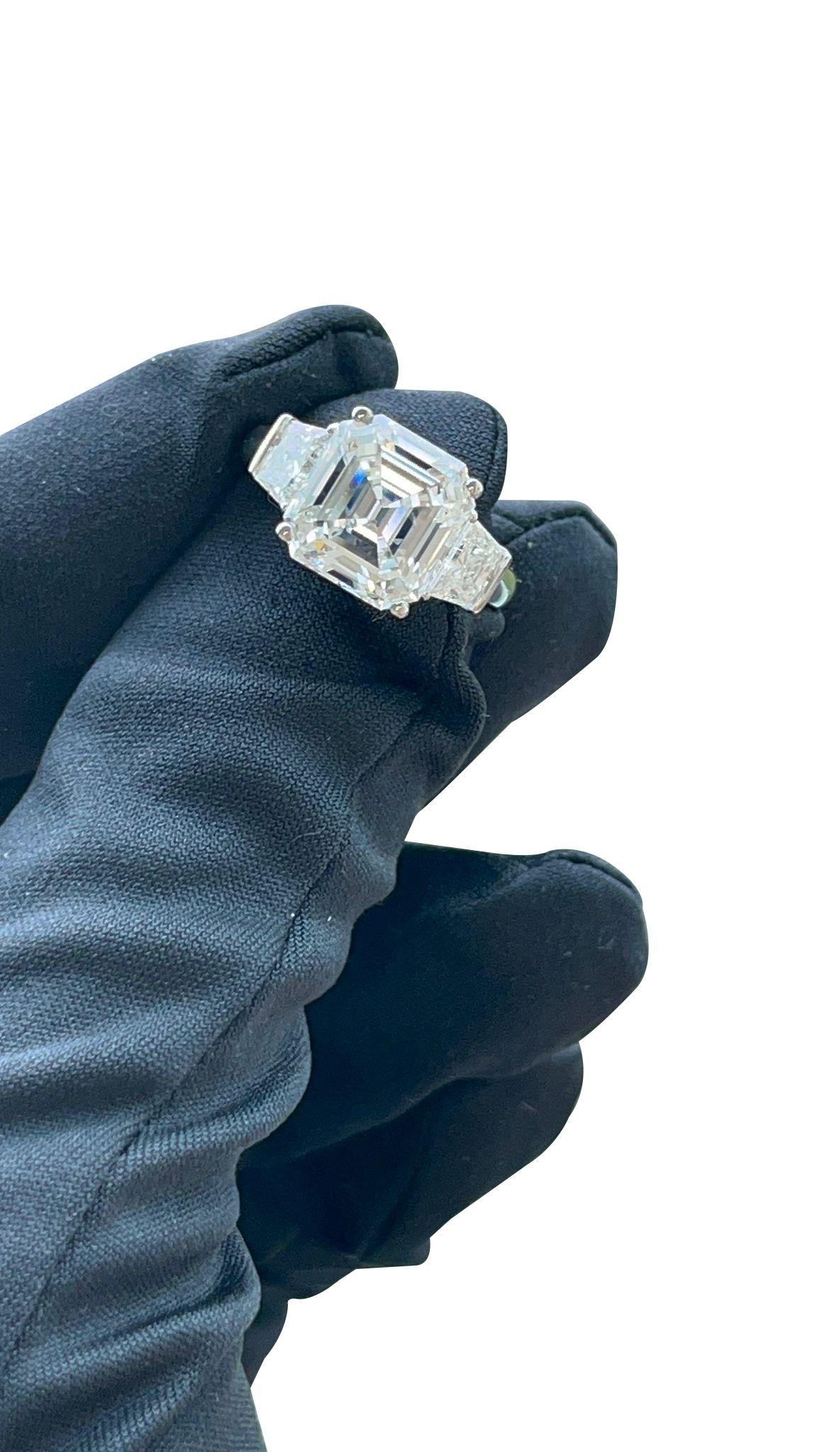 GIA 5.40ct Natural Center & Trapezoid Side Diamonds Emerald Cut Bague en platine en vente 8