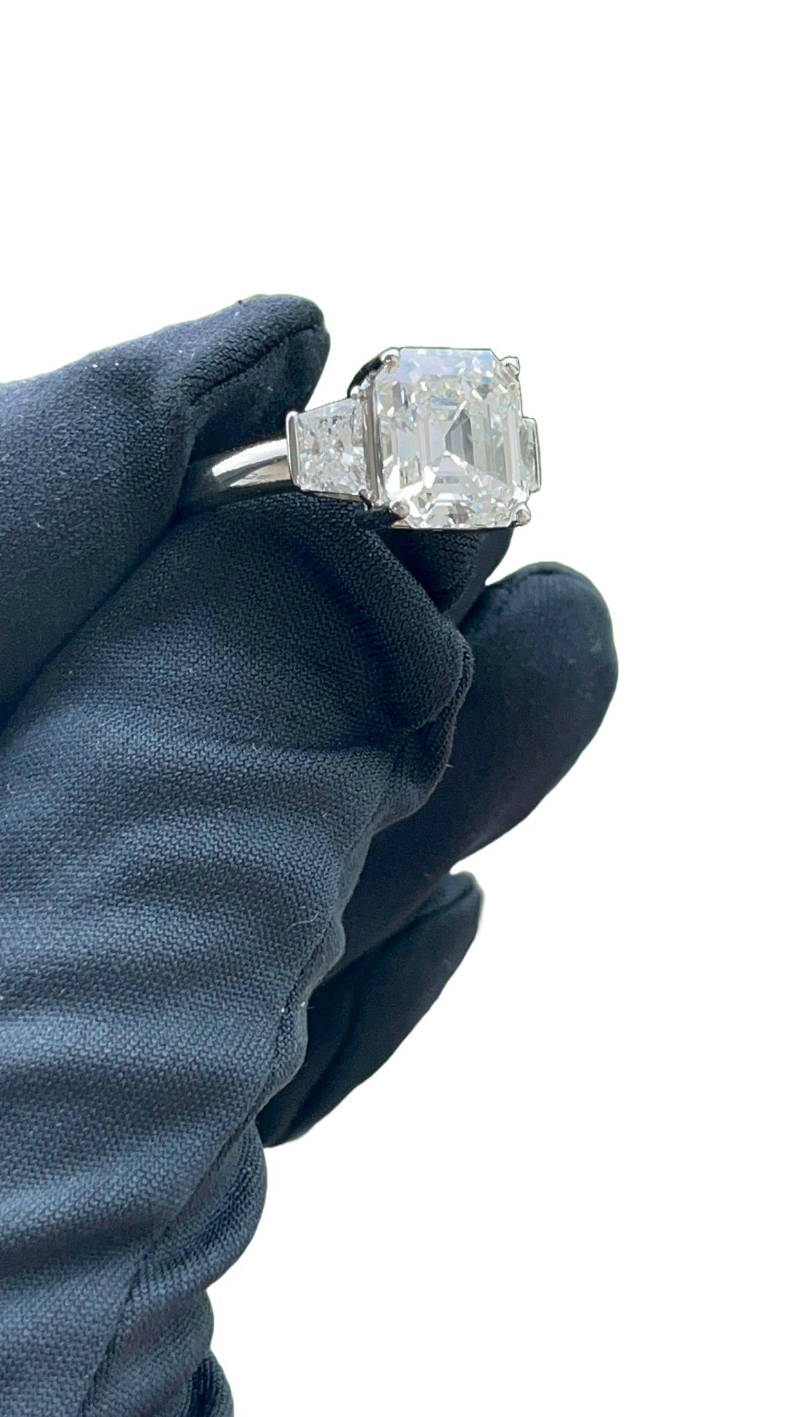 GIA 5.40ct Natural Center & Trapezoid Side Diamonds Emerald Cut Bague en platine en vente 10