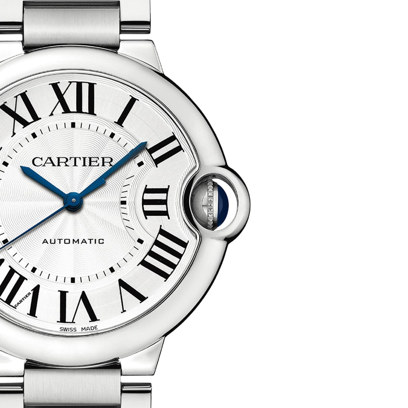 Fluttuante come un palloncino e blu come il cabochon incastonato al suo interno, l'orologio Ballon Bleu di Cartier aggiunge un tocco di eleganza ai polsi di uomini e donne. I numeri romani sono guidati nel loro percorso da un meccanismo di carica di