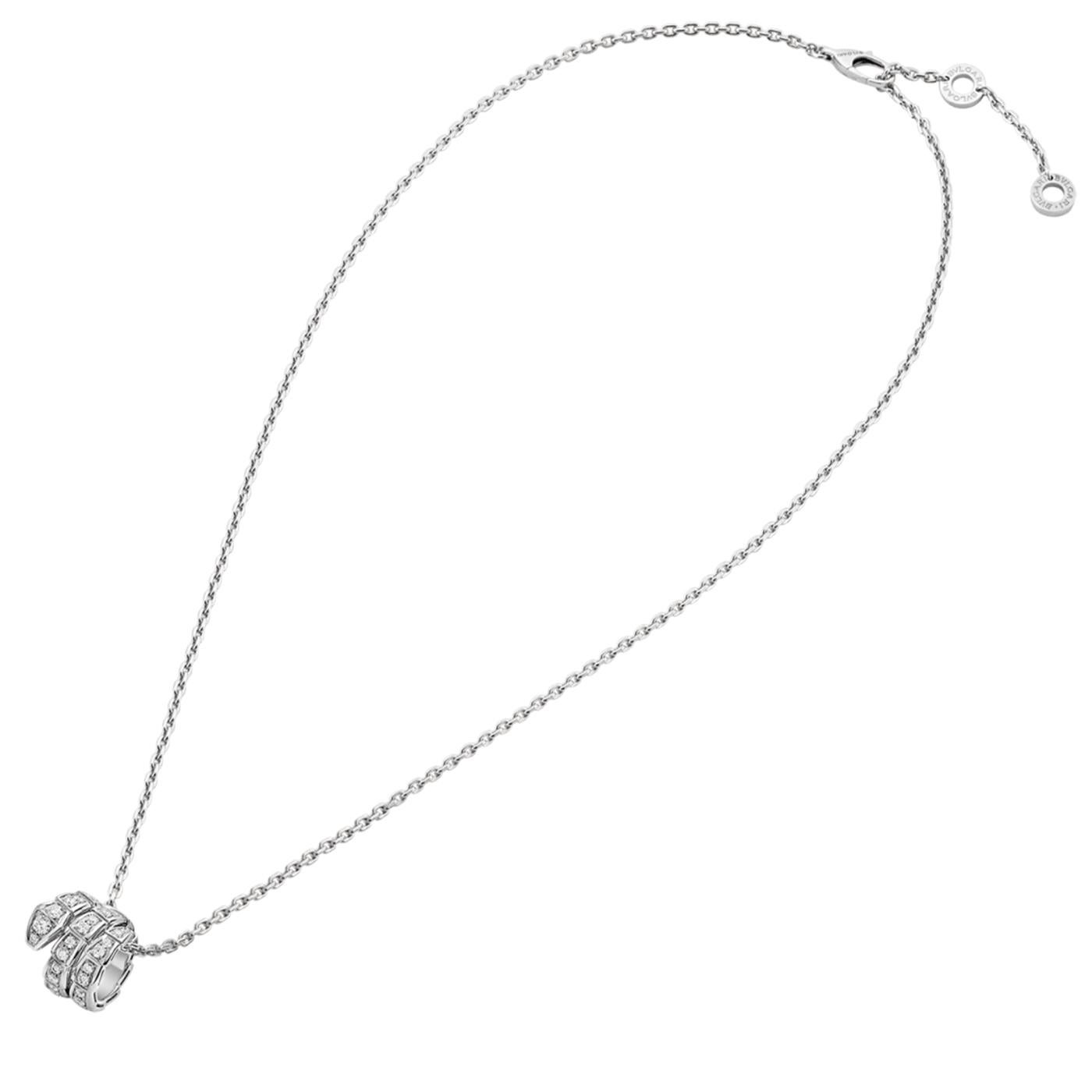 Collana con pendente Bvlgari Serpenti Viper in oro bianco 18 kt con pavé di diamanti. Con il suo caratteristico mix di estetica pura, forme avvolgenti e fascino carismatico, la collana Serpenti Viper in oro bianco 18 kt con pavé di diamanti è