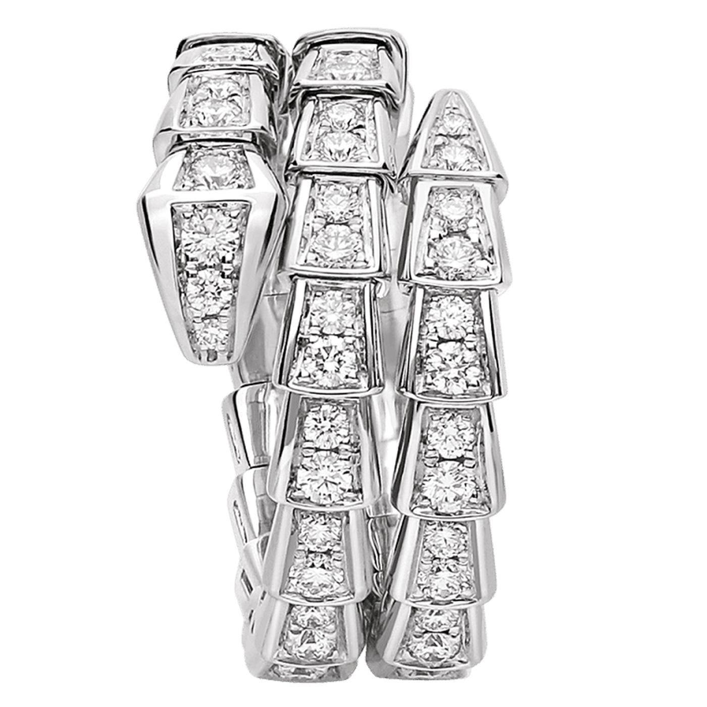 Anello Serpenti Viper a due bobine in oro bianco 18 kt con pavé di diamanti. Con il suo caratteristico mix di estetica pura, forme avvolgenti e fascino carismatico, l'anello Serpenti Viper in oro bianco 18 kt con pavé completo di diamanti è