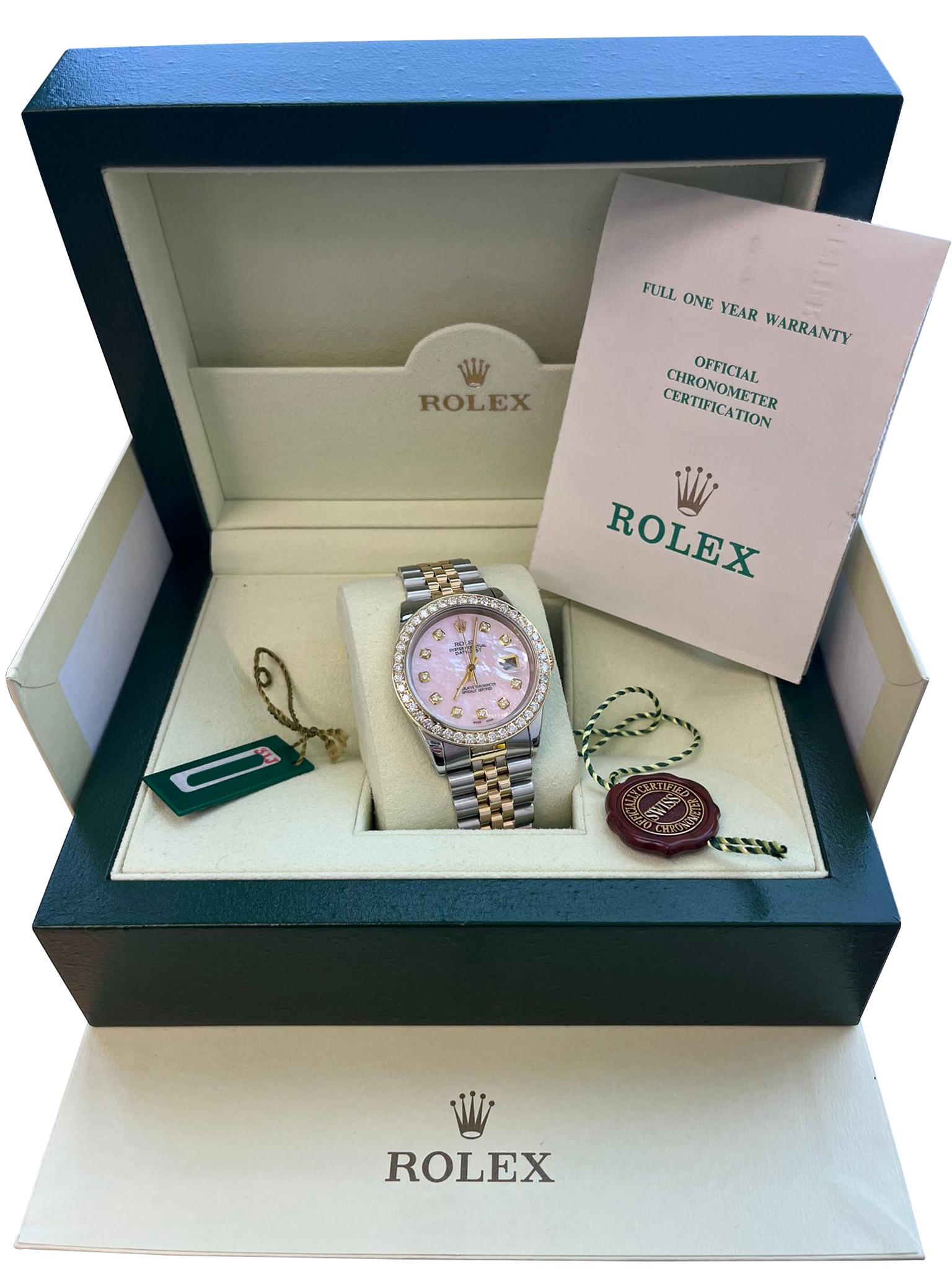 Diese Rolex Datejust 16233 verfügt über ein 36-mm-Edelstahlgehäuse mit einer 18k Gelbgold After Market Diamond Lünette, gepaart mit einem After Market Perlmutt-Zifferblatt mit Diamant Indexen. Angetrieben vom Automatikwerk Kaliber 3135, bietet sie