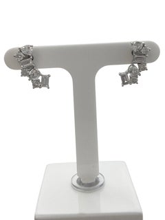 Boucles d'oreilles créoles en or 18 carats ornées d'un ensemble de diamants ronds naturels, taille poire et taille émeraude, d'un poids total de 3,50 carats