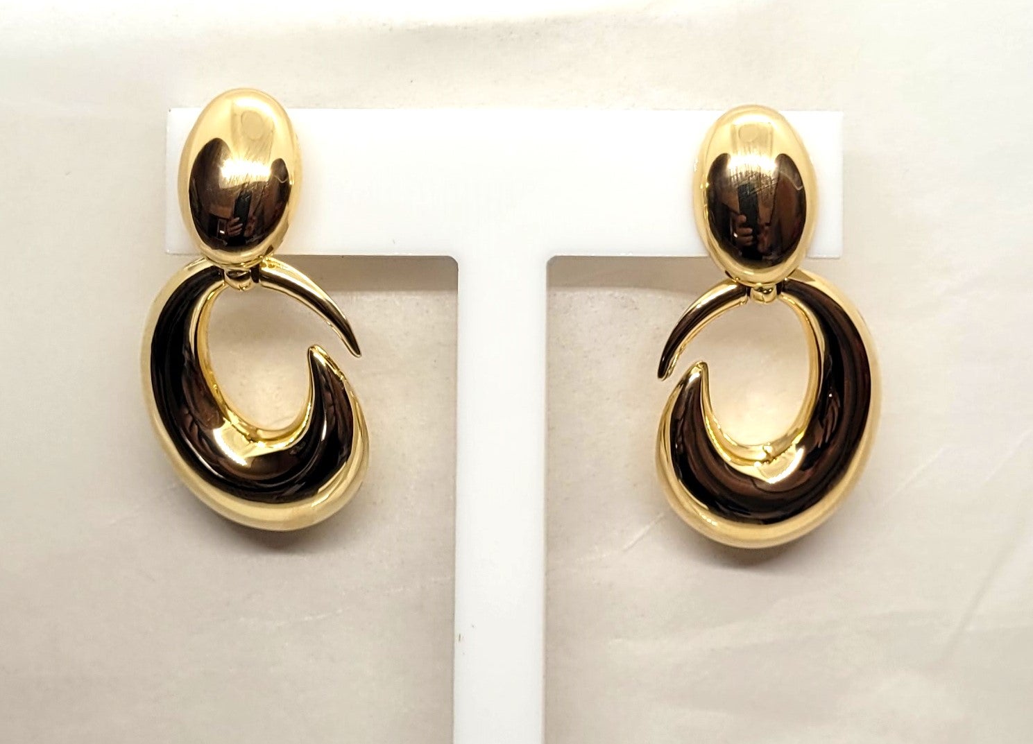 Beautiful 18kt Yellow Gold Earrings, Dangle Style, Uno Arerrre Designer, Italian-Made. These earrings are in very good condition. They are hollow, 9.8 grams, 41mm long, 21mm wide (at the widest point), and stamped 18k. They are secured with friction