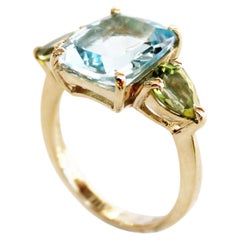 Anello classico moderno senza tempo in oro giallo 18kt con peridoto e topazio blu
