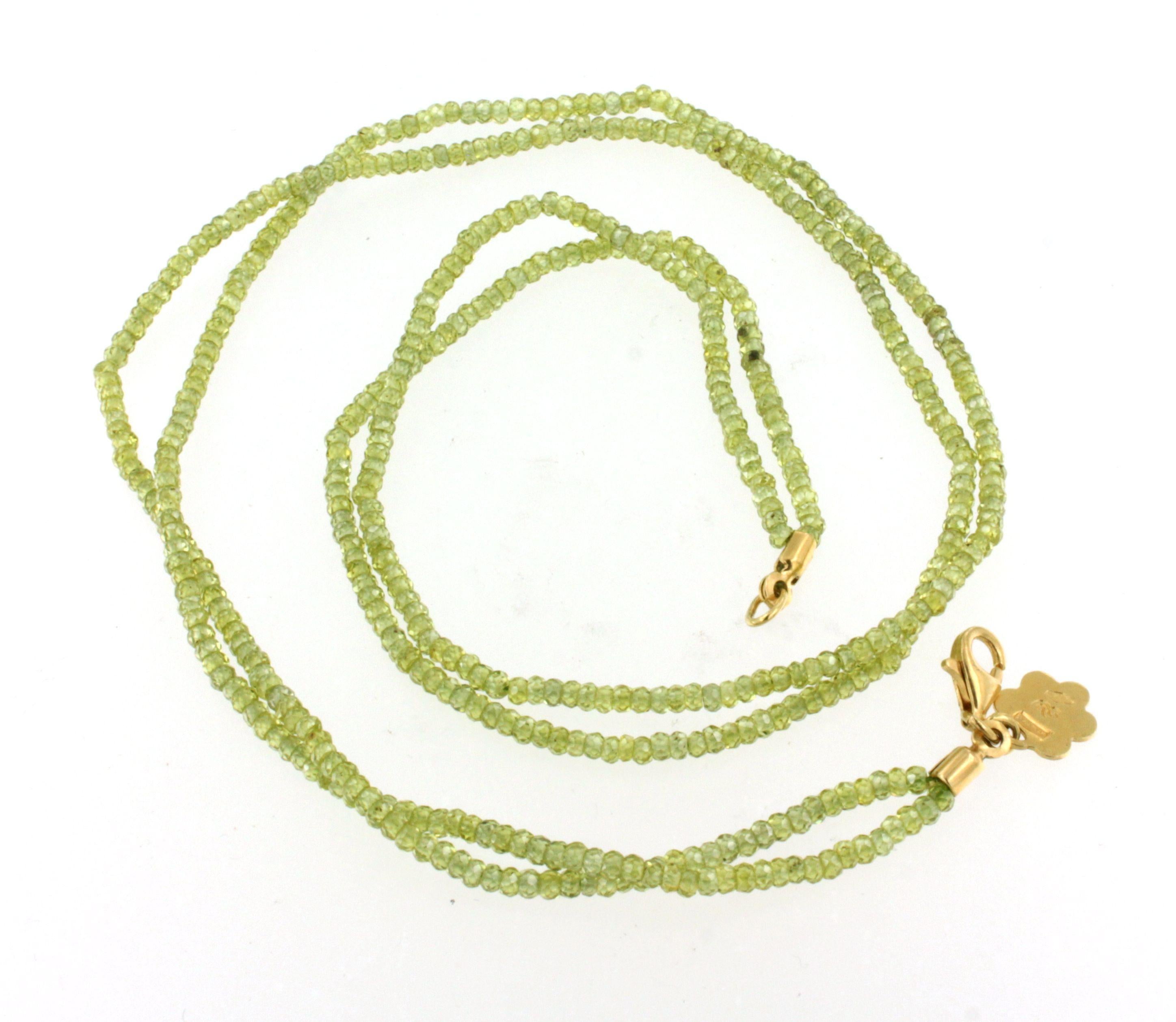 Ciondolo moderno in oro rosa e bianco 18 carati con Ametiste taglio briolè e Peridoti taglio cabochon ovale e Whiting  Diamante ct 0,48 VS colore G/H.
Questo ciondolo è stato progettato e ispirato dai fiori. Prodotto in Italia dalla Gioielleria