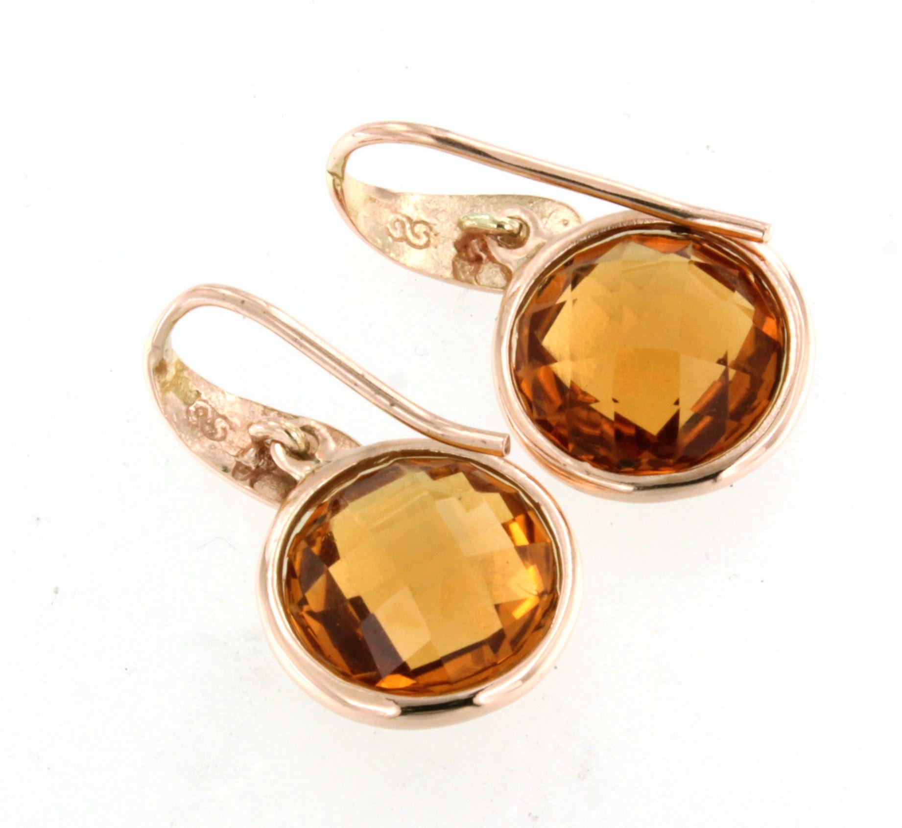 Orecchini dal design semplice che possono essere indossati quotidianamente da una donna alla moda, quarzo citrino in oro rosa 9kt realizzati a mano in Italia da Stanoppi Jewellery dal 1948.  La pietra è una vera novità, disegnata dalla stilista