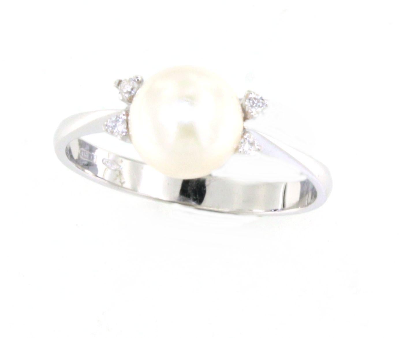 Anillo Clásico Intemporal de Cóctel en Oro Blanco de 18 Kt con Diamantes Blancos y Perla Contemporáneo en venta