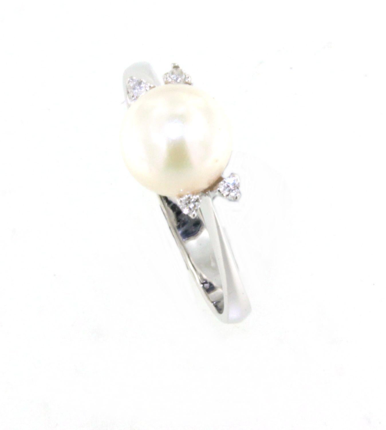 Anillo Clásico Intemporal de Cóctel en Oro Blanco de 18 Kt con Diamantes Blancos y Perla Corte brillante en venta