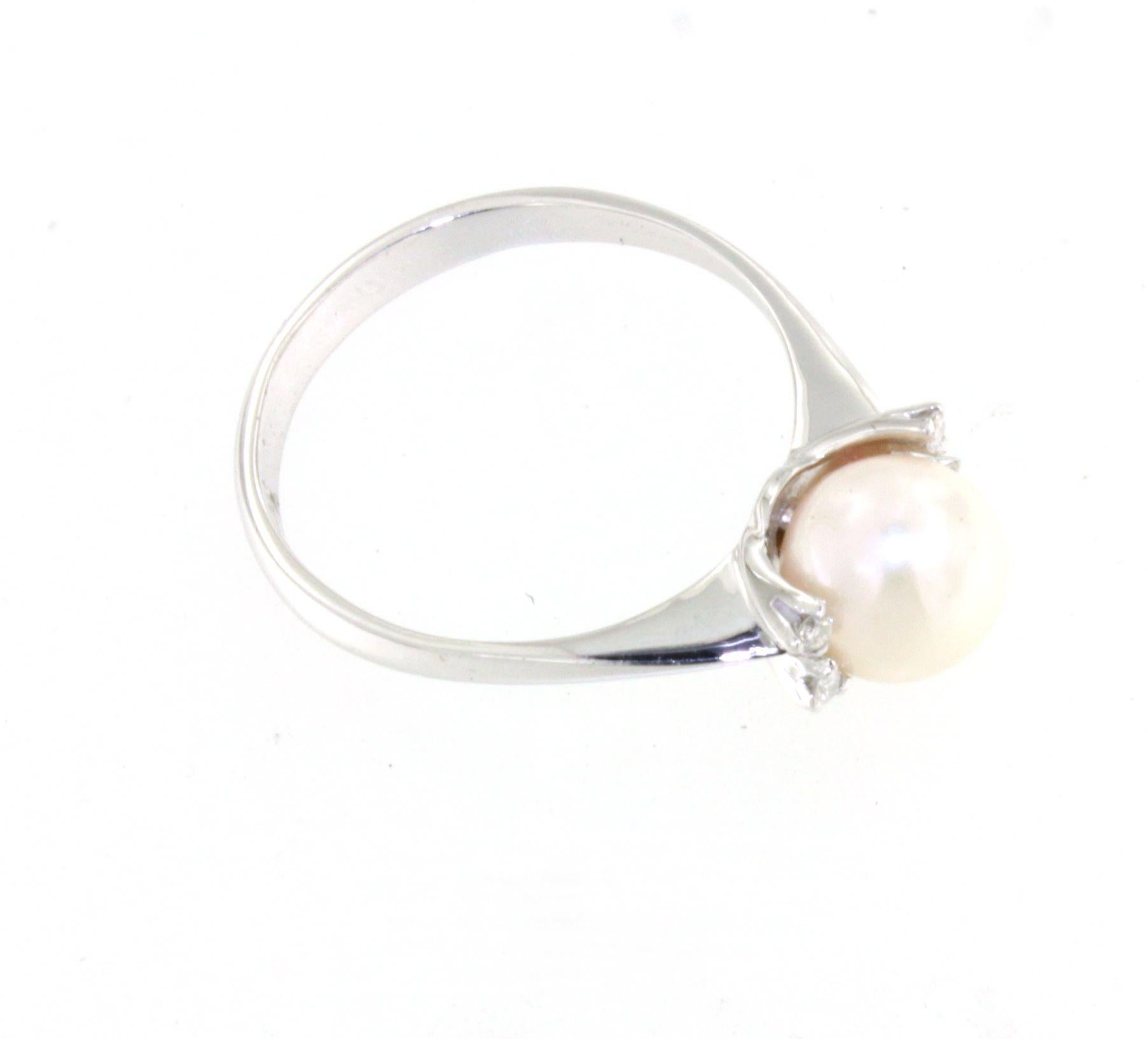 Anillo Clásico Intemporal de Cóctel en Oro Blanco de 18 Kt con Diamantes Blancos y Perla en venta 1