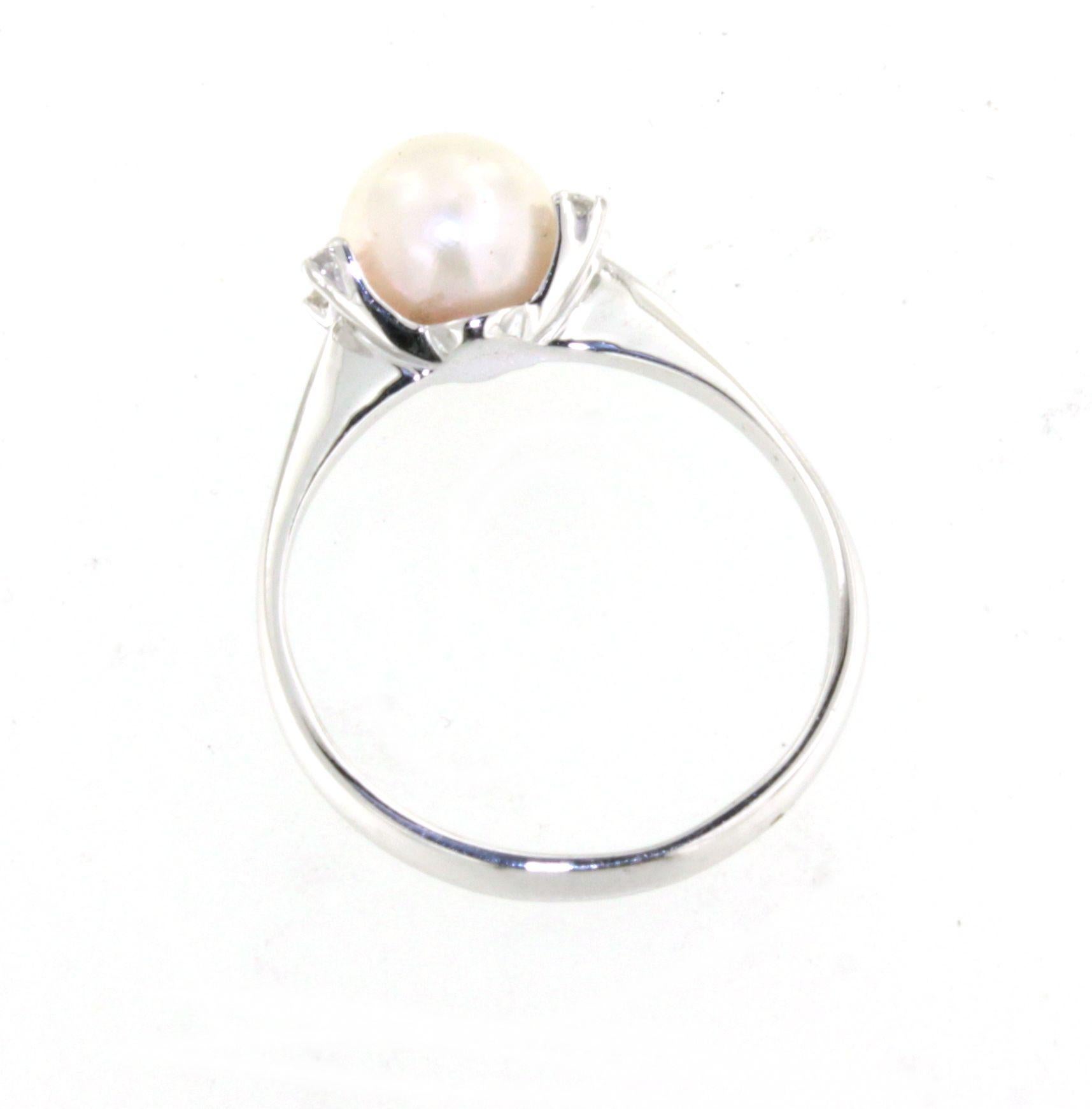 Anillo Clásico Intemporal de Cóctel en Oro Blanco de 18 Kt con Diamantes Blancos y Perla en venta 5