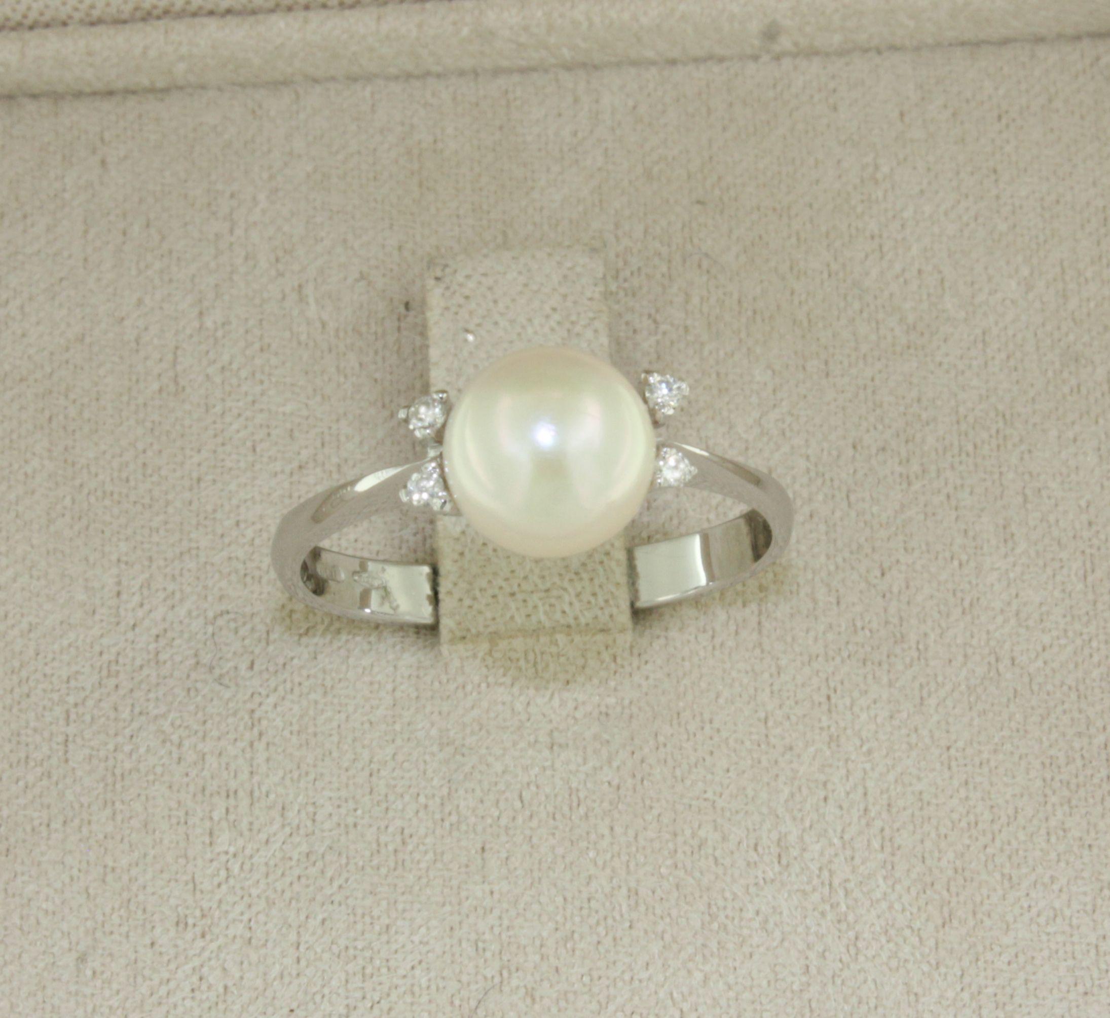 Anillo intemporal de oro blanco con perla cultivada mm7,00 y diamantes blancos cts 0,05
Anillo clásico elegante ideal para un aniversario, para una proposición de matrimonio, un cumpleaños, para el nacimiento de un hijo. Las joyas Stanoppi son joyas