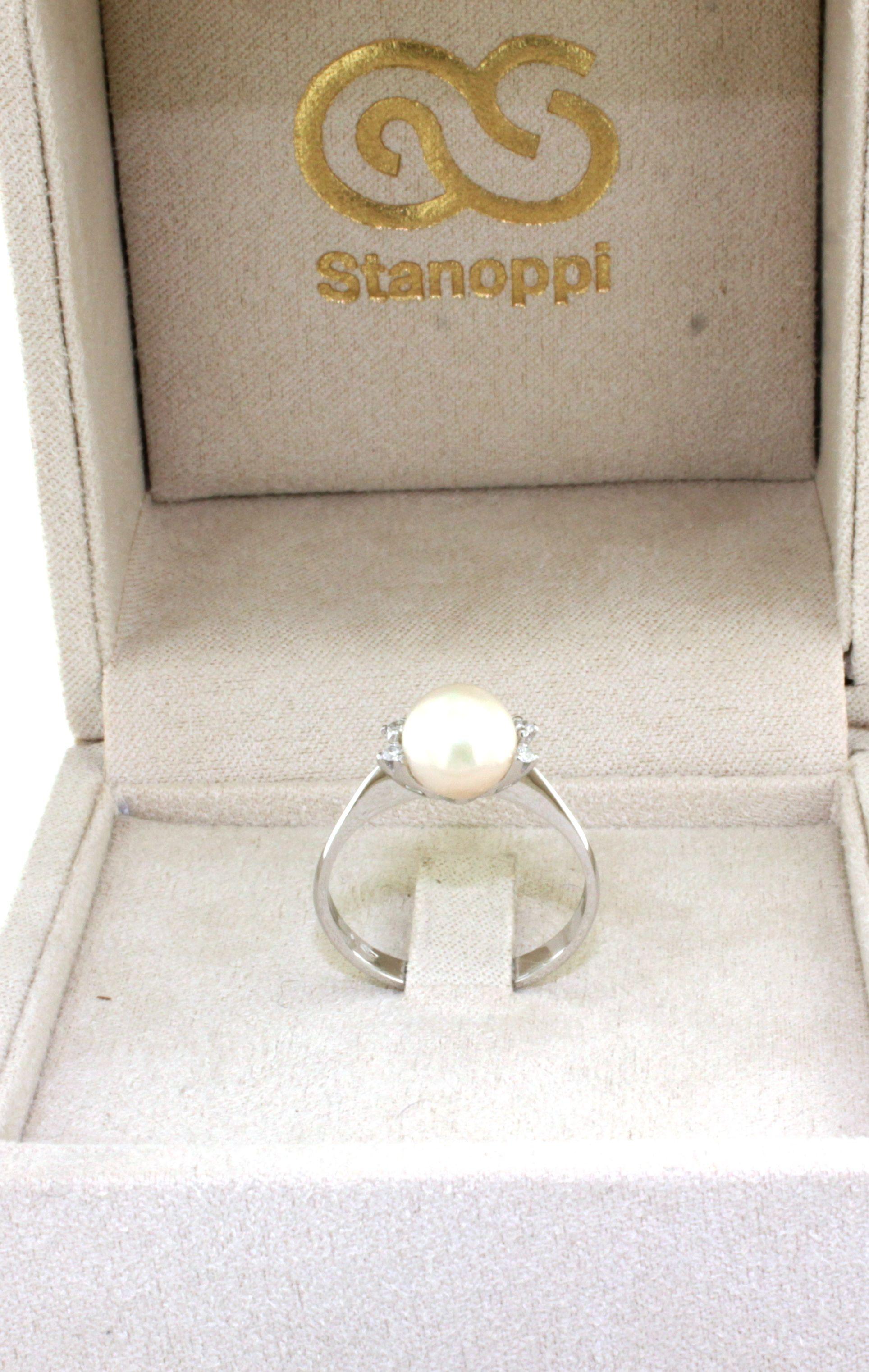 Anillo Clásico Intemporal de Cóctel en Oro Blanco de 18 Kt con Diamantes Blancos y Perla en venta 3