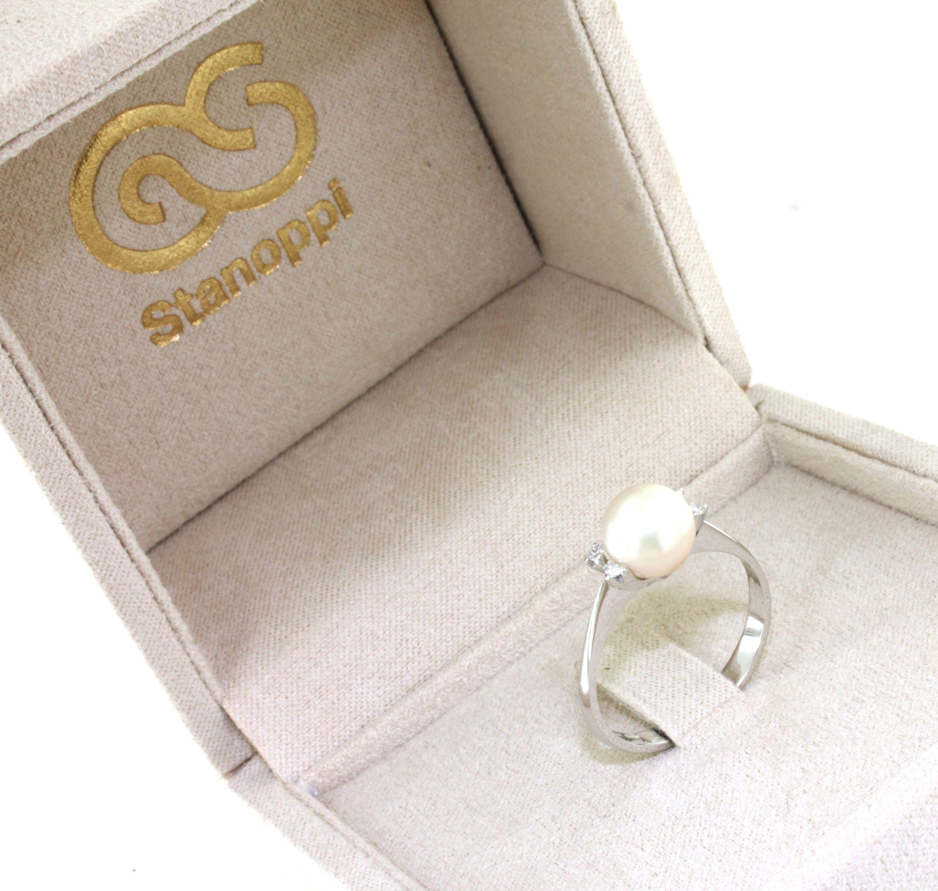 Anillo Clásico Intemporal de Cóctel en Oro Blanco de 18 Kt con Diamantes Blancos y Perla en venta 4