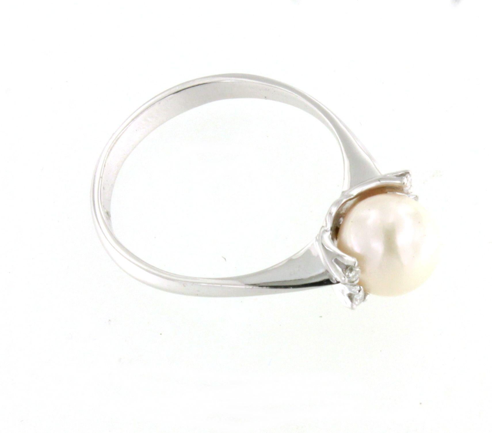 Anillo Clásico Intemporal de Cóctel en Oro Blanco de 18 Kt con Diamantes Blancos y Perla en venta 2