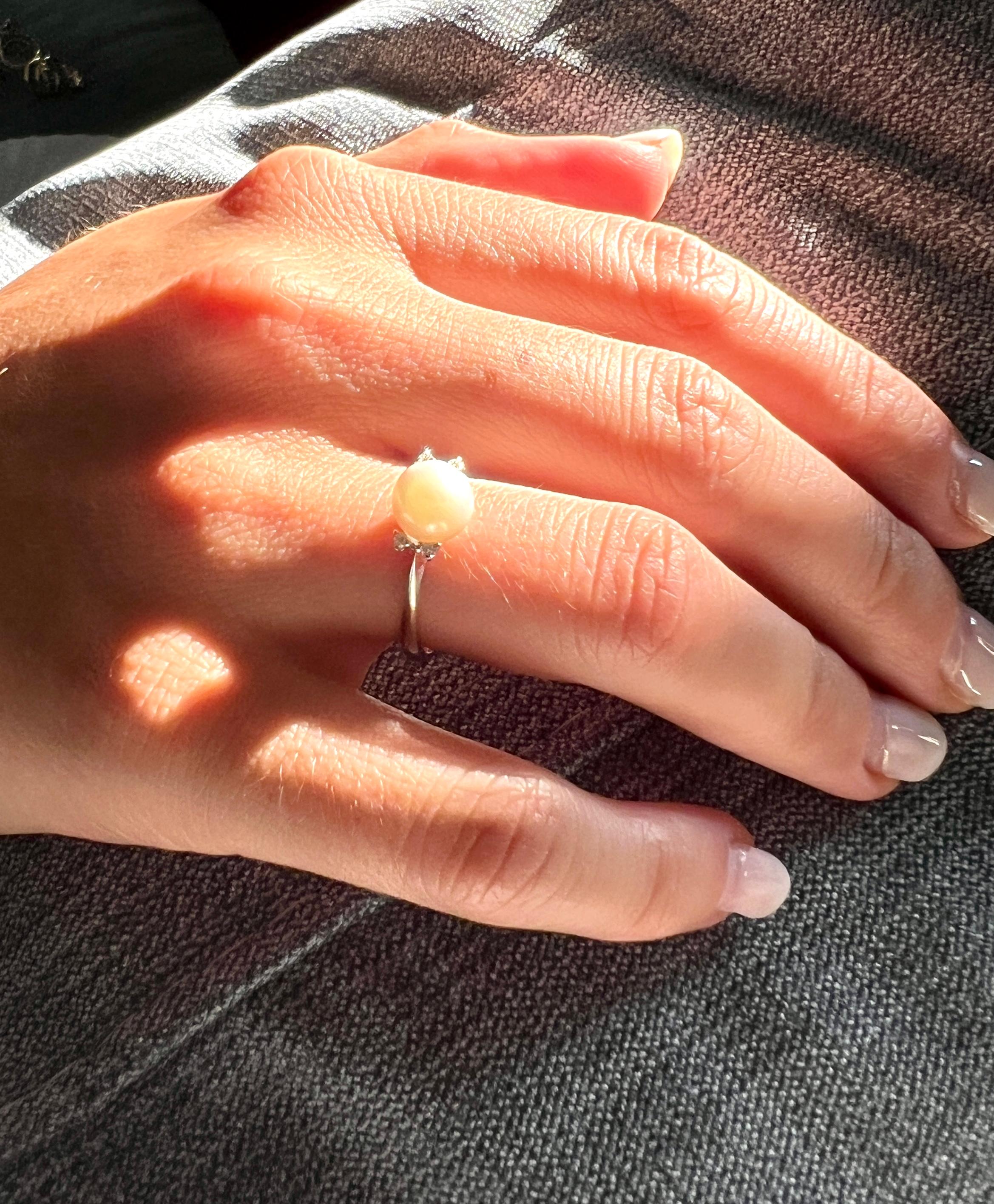 Anillo Clásico Intemporal de Cóctel en Oro Blanco de 18 Kt con Diamantes Blancos y Perla en venta 6