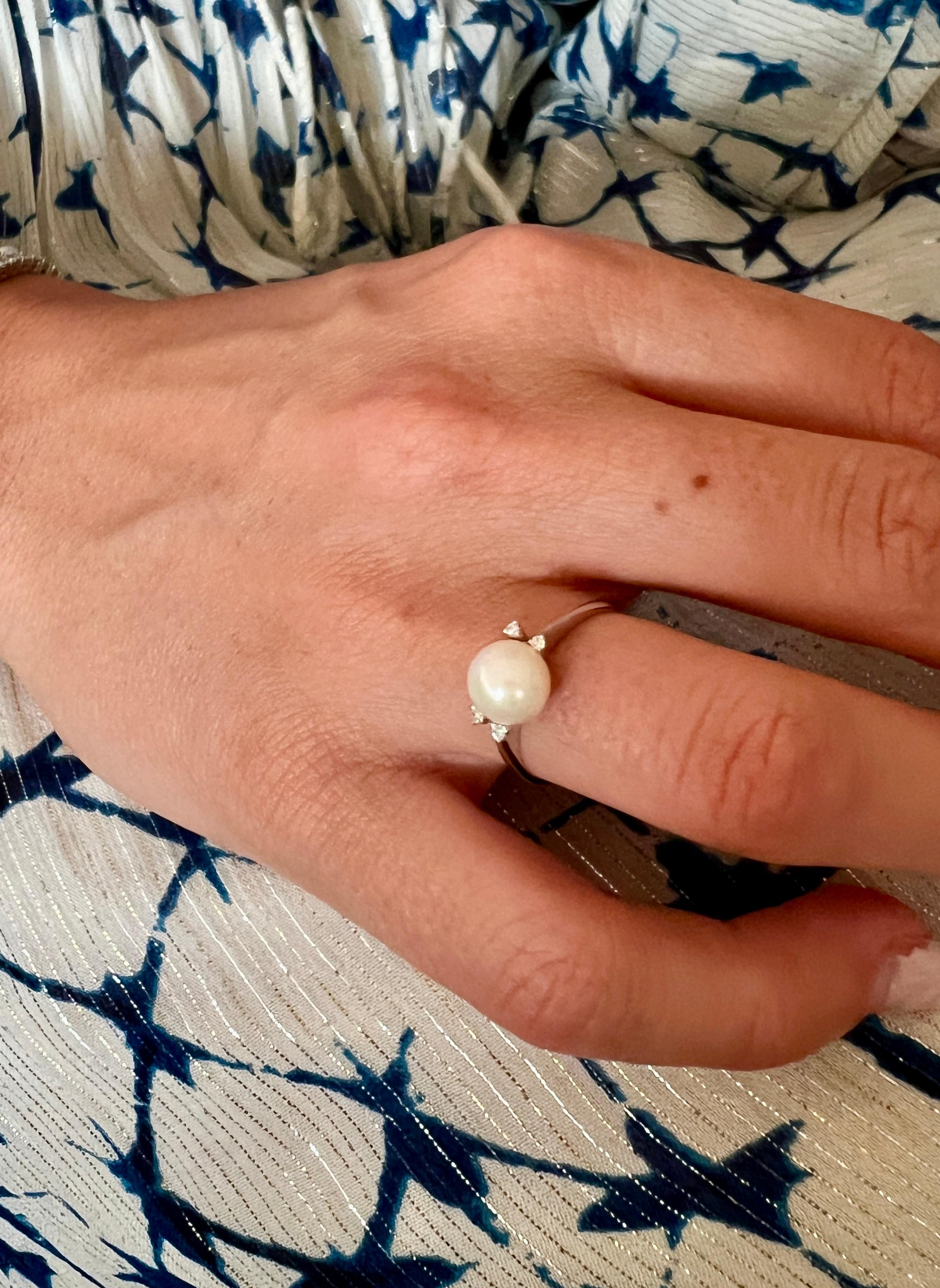 Anillo Clásico Intemporal de Cóctel en Oro Blanco de 18 Kt con Diamantes Blancos y Perla en venta 7