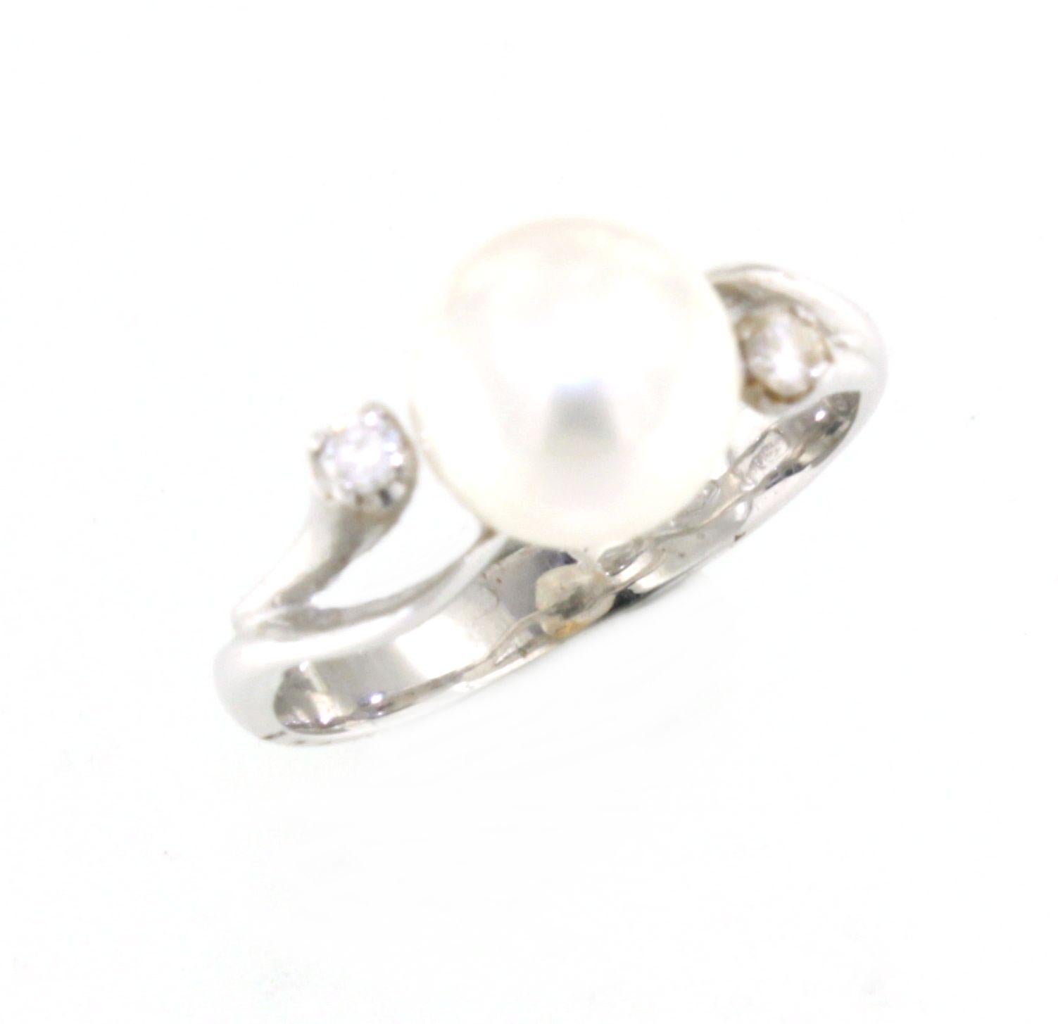 Taglio brillante Anello classico senza tempo in oro bianco 18 Kt con diamanti bianchi e perle da cocktail in vendita