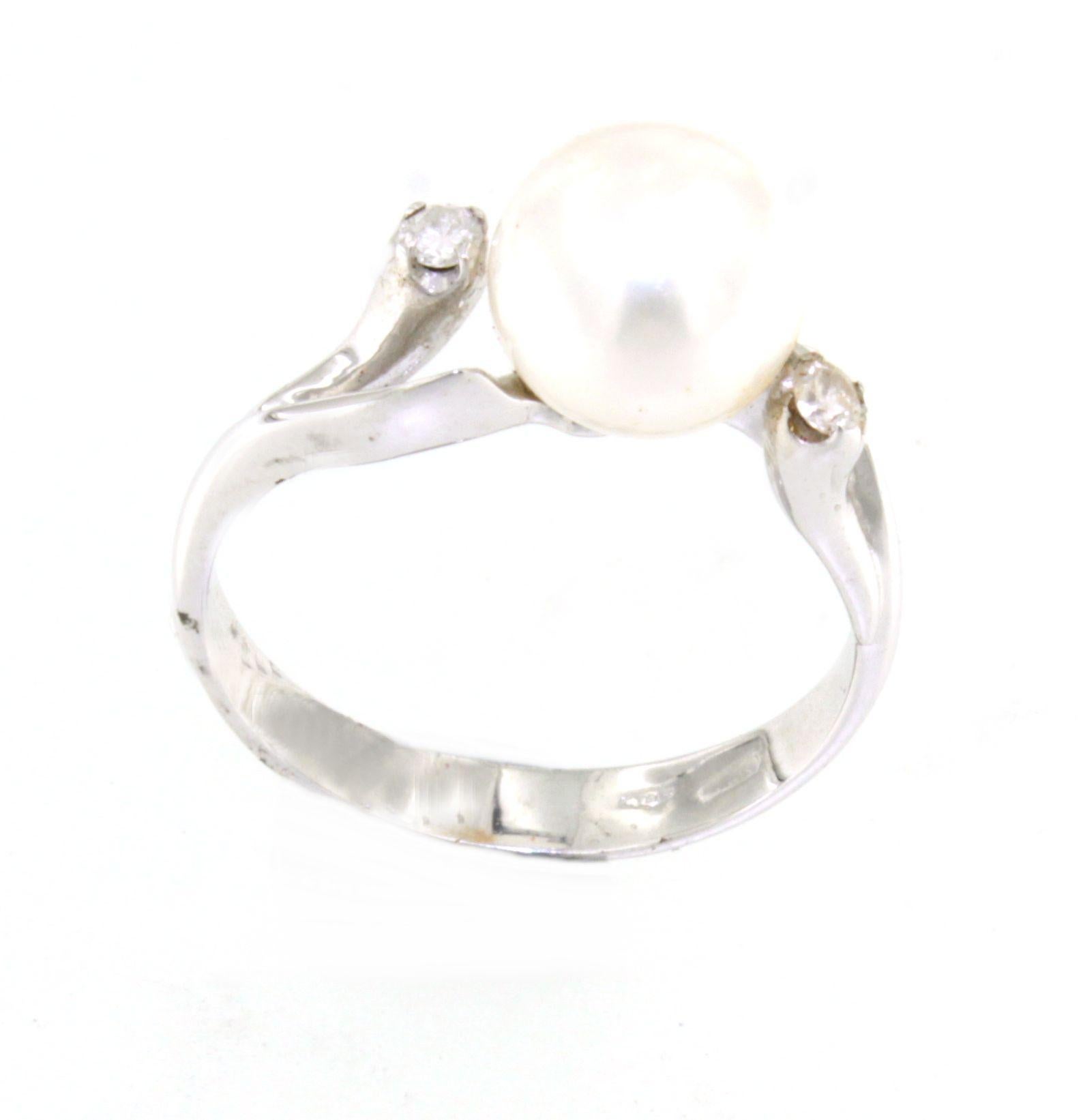 Anello classico senza tempo in oro bianco 18 Kt con diamanti bianchi e perle da cocktail In condizioni Nuovo in vendita a GALLARATE, IT
