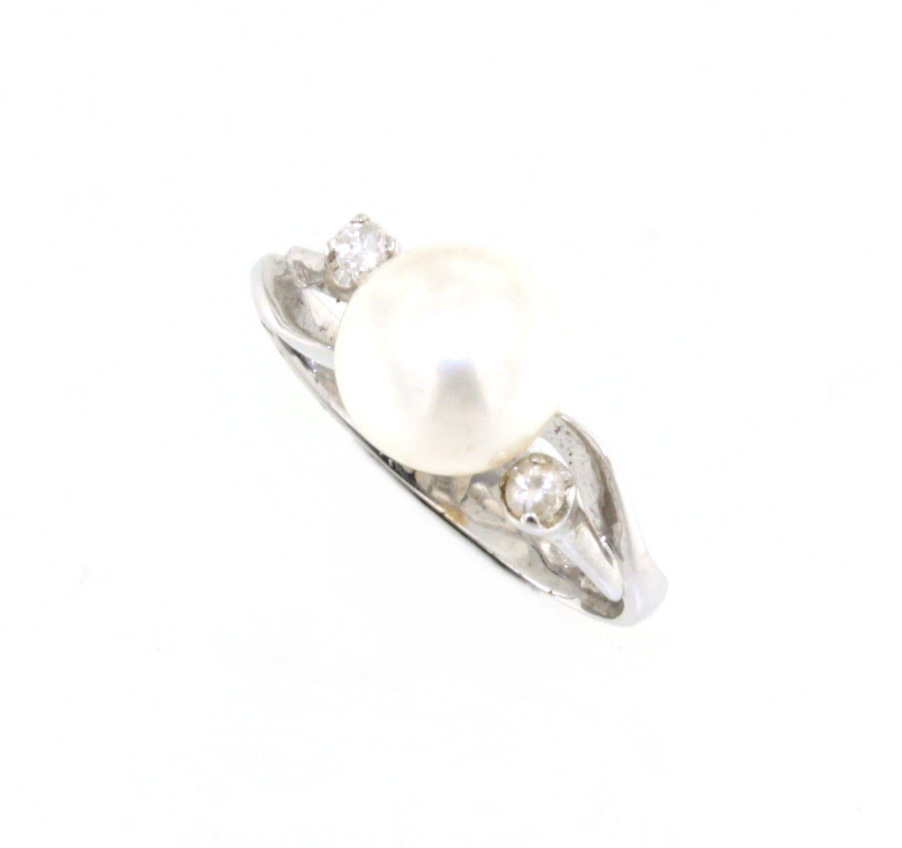 Anello classico senza tempo in oro bianco 18 Kt con diamanti bianchi e perle da cocktail in vendita 1