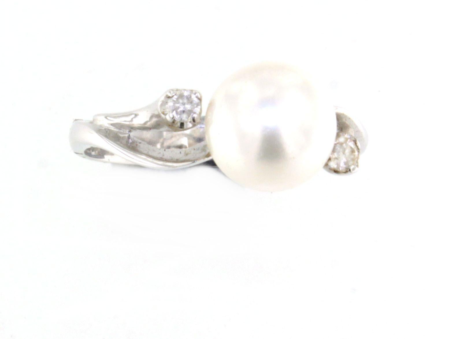 Anello classico senza tempo in oro bianco 18 Kt con diamanti bianchi e perle da cocktail in vendita 2