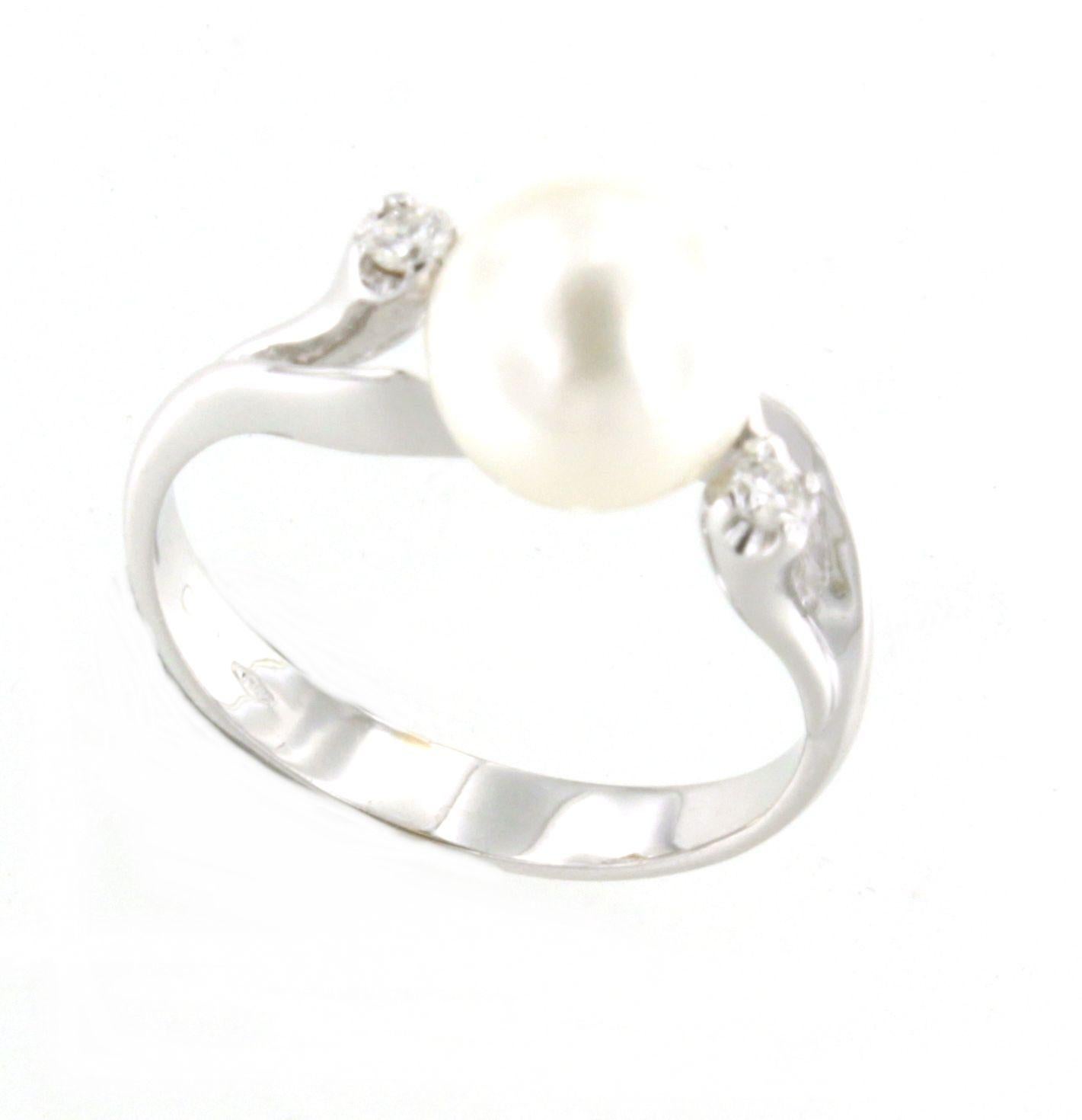 Anello classico senza tempo in oro bianco 18 Kt con diamanti bianchi e perle da cocktail in vendita 3