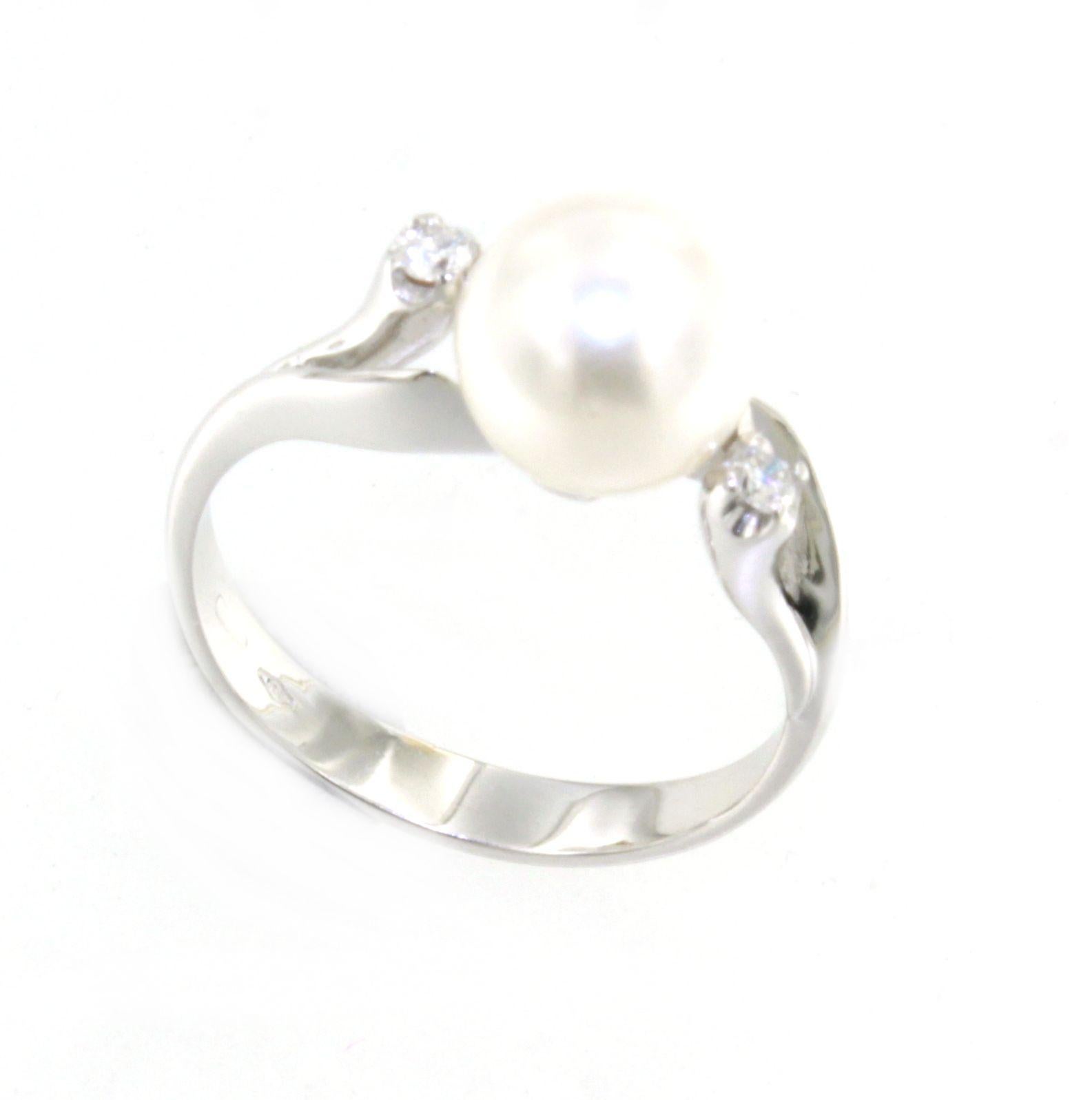 Anello classico senza tempo in oro bianco 18 Kt con diamanti bianchi e perle da cocktail in vendita 7