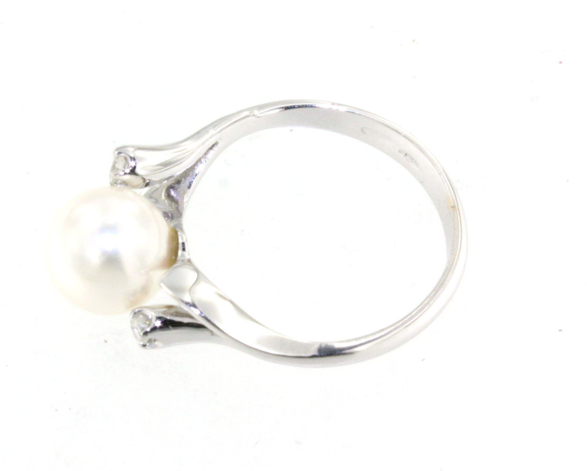 Anello classico senza tempo in oro bianco 18 Kt con diamanti bianchi e perle da cocktail in vendita 5